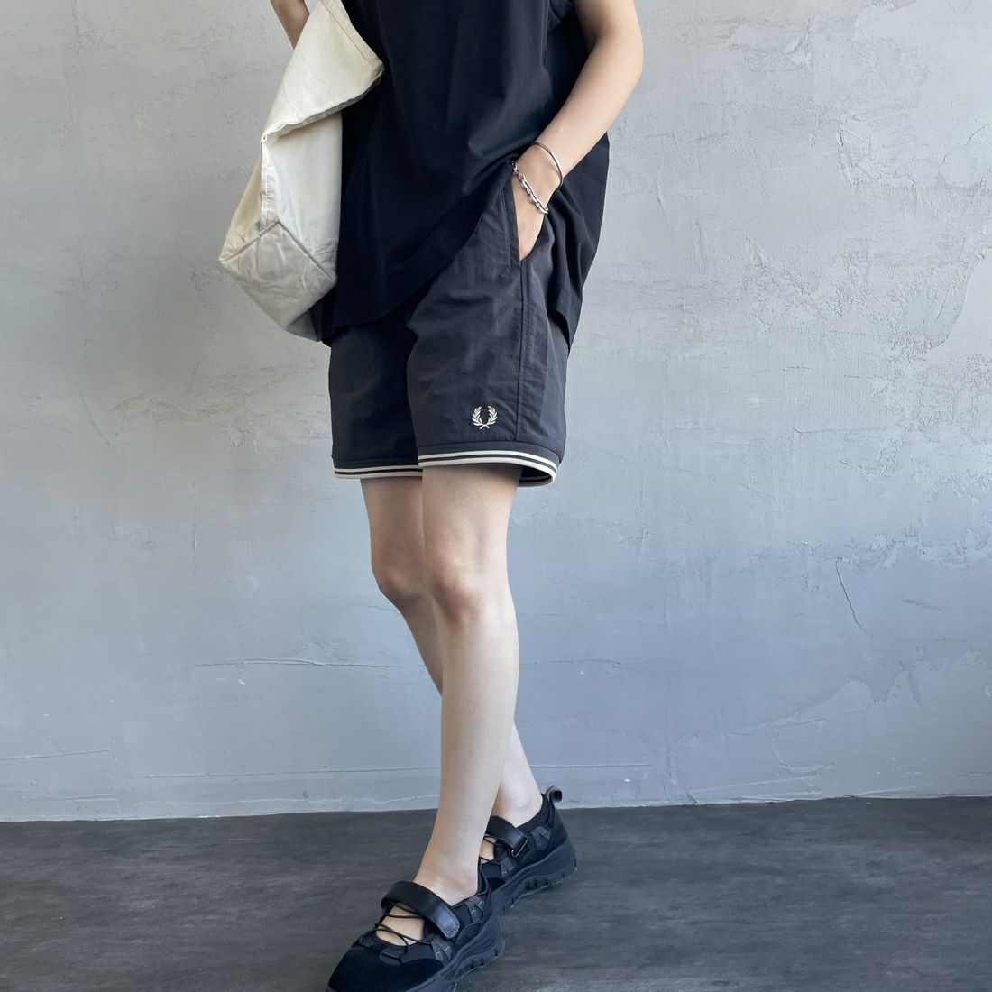 FRED PERRY [フレッドペリー] 別注 ワンポイントロゴ刺繍ショートパンツ [FPM-25S-001-JF] GRY/OAT &&モデル身長：160cm 着用サイズ：XS&&