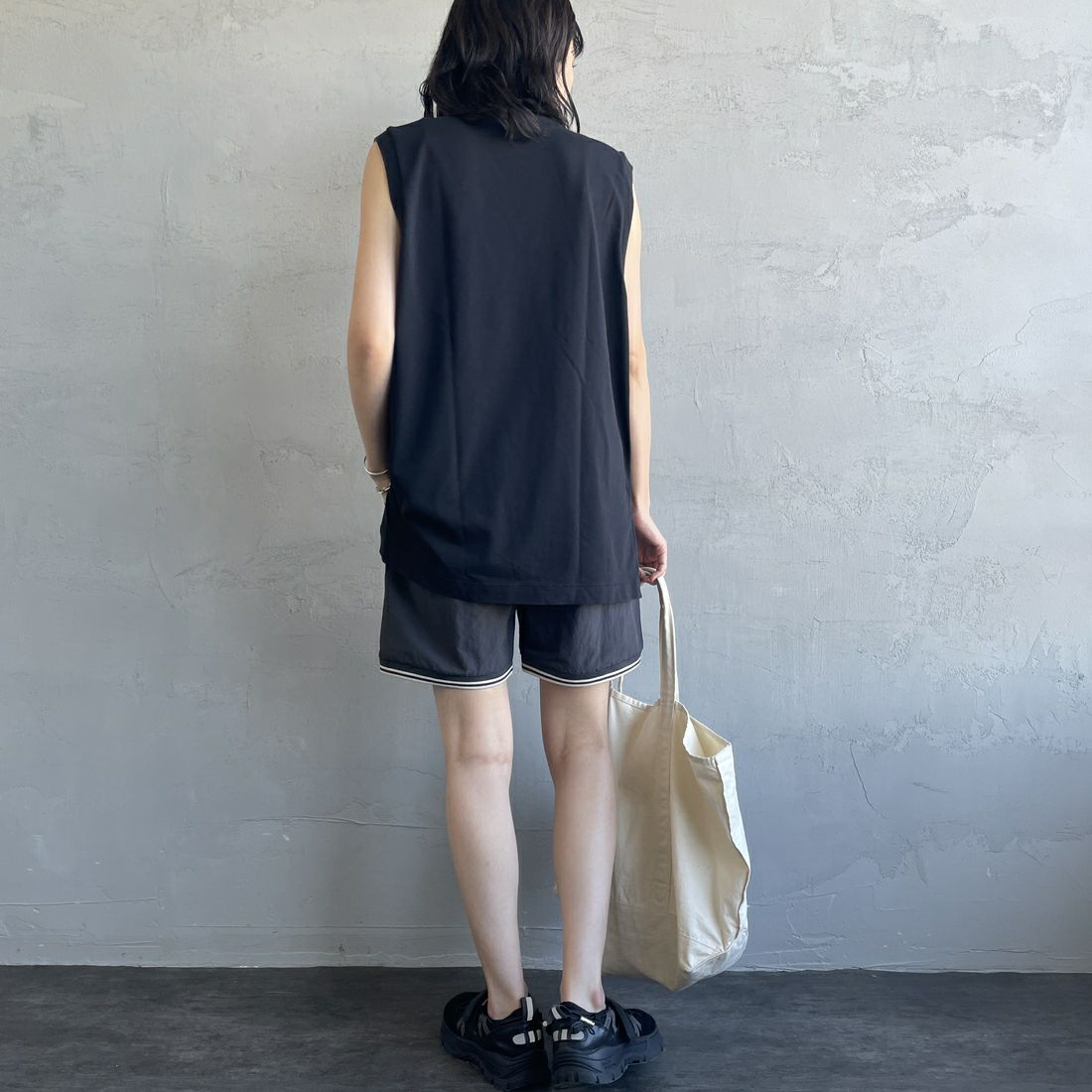 FRED PERRY [フレッドペリー] 別注 ワンポイントロゴ刺繍ショートパンツ [FPM-25S-001-JF] GRY/OAT &&モデル身長：160cm 着用サイズ：XS&&