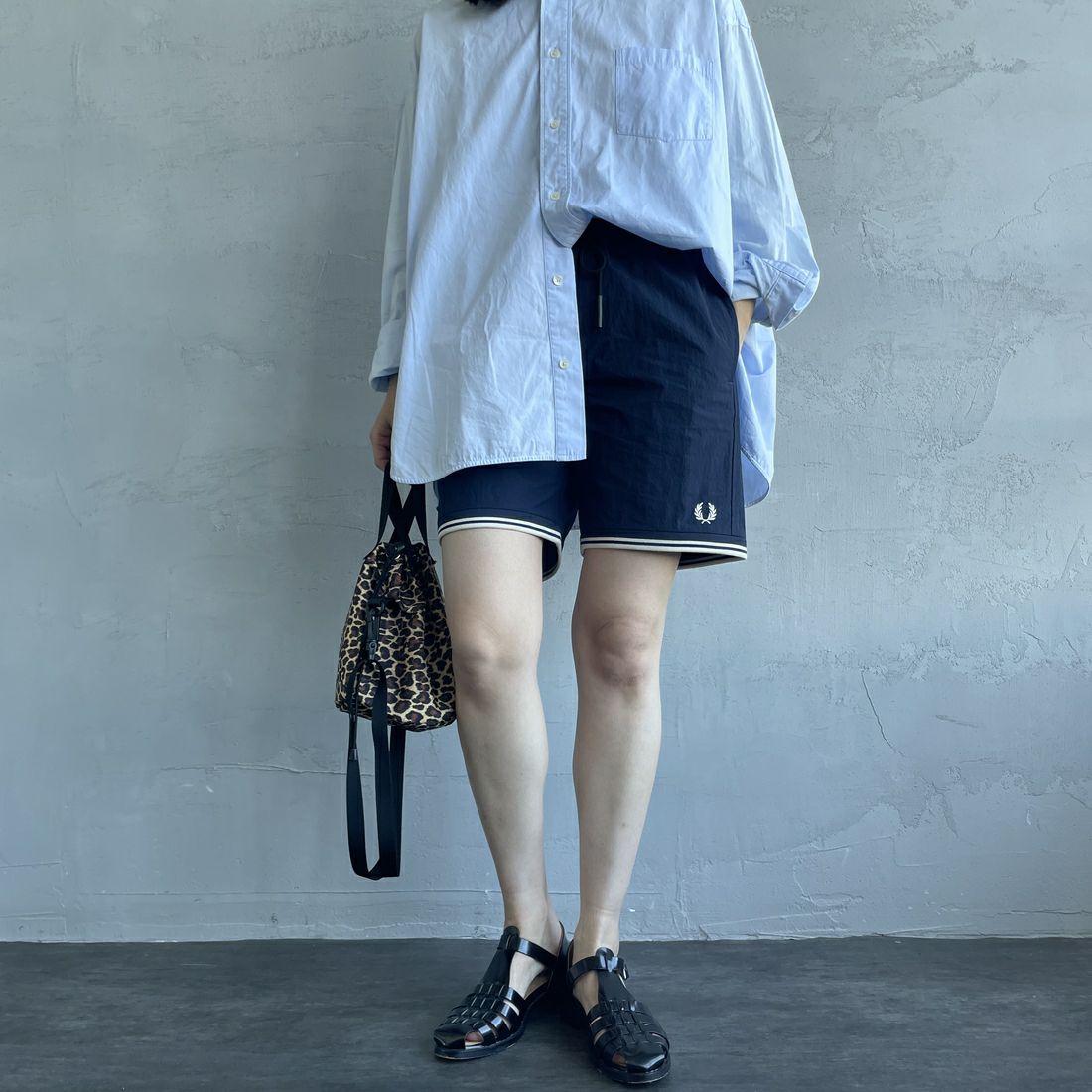 FRED PERRY [フレッドペリー] 別注 ワンポイントロゴ刺繍ショートパンツ [FPM-25S-001-JF] NVY/OAT &&モデル身長：163cm 着用サイズ：XS&&
