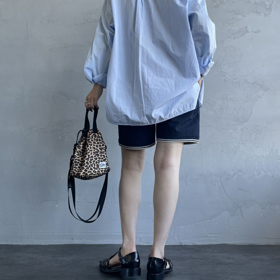 FRED PERRY [フレッドペリー] 別注 ワンポイントロゴ刺繍ショートパンツ [FPM-25S-001-JF] NVY/OAT &&モデル身長：163cm 着用サイズ：XS&&