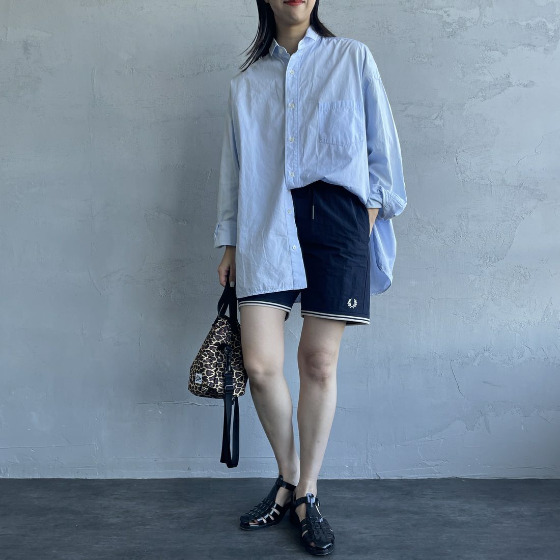 FRED PERRY [フレッドペリー] 別注 ワンポイントロゴ刺繍ショートパンツ [FPM-25S-001-JF] NVY/OAT &&モデル身長：163cm 着用サイズ：XS&&
