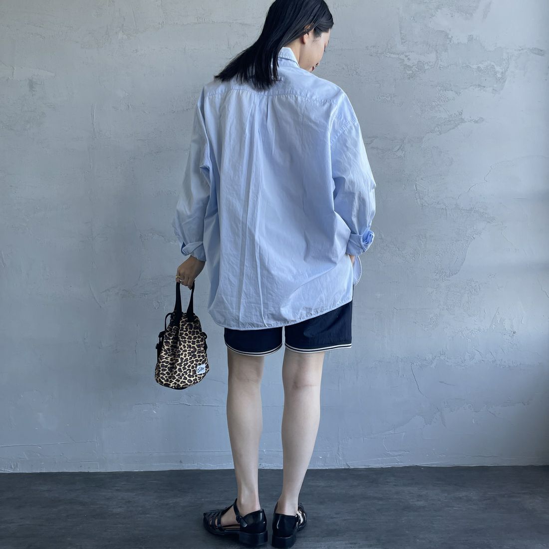 FRED PERRY [フレッドペリー] 別注 ワンポイントロゴ刺繍ショートパンツ [FPM-25S-001-JF] NVY/OAT &&モデル身長：163cm 着用サイズ：XS&&