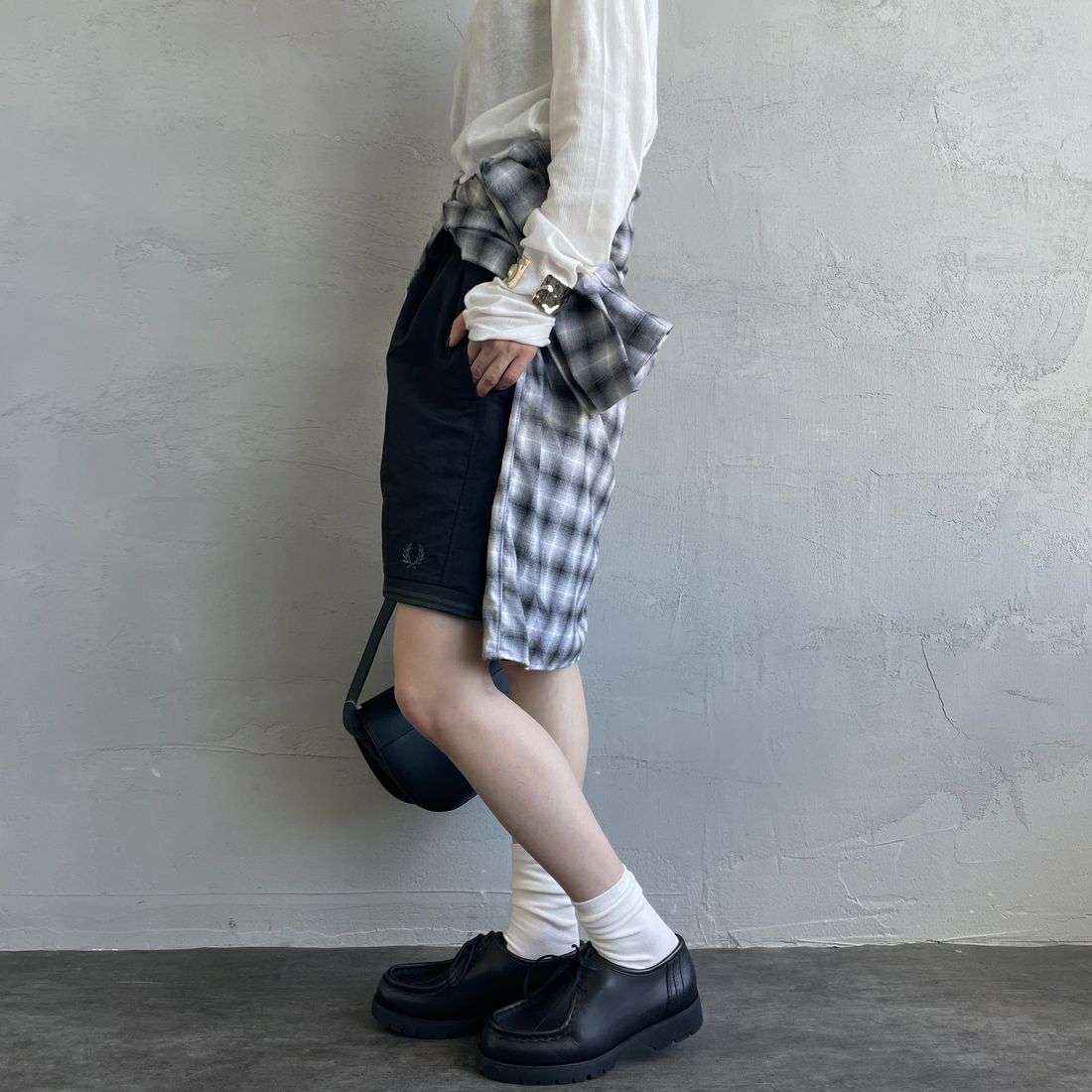 FRED PERRY [フレッドペリー] 別注 ワンポイントロゴ刺繍ショートパンツ [FPM-25S-001-JF] BLK/GRN &&モデル身長：150cm 着用サイズ：XS&&