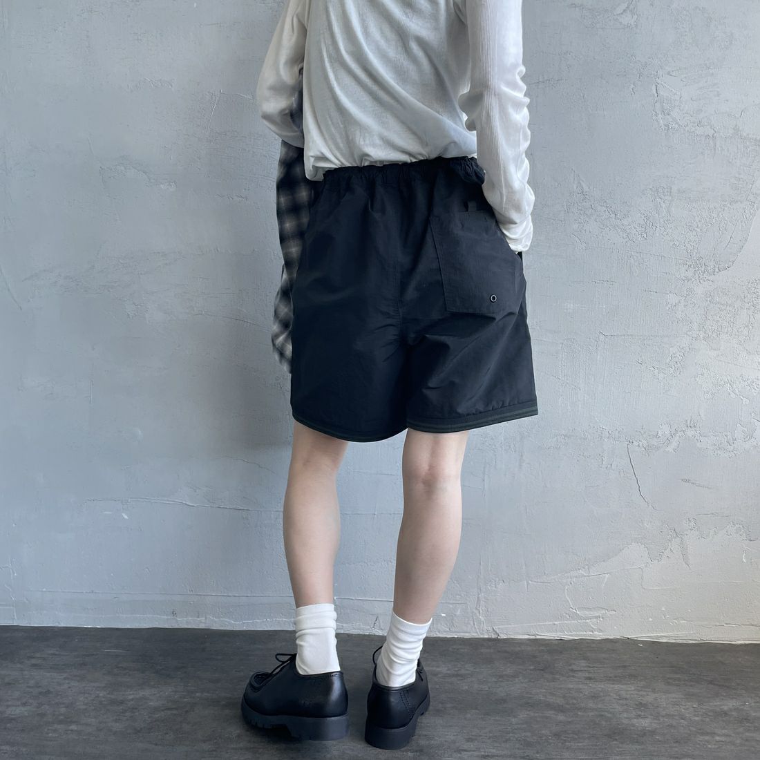 FRED PERRY [フレッドペリー] 別注 ワンポイントロゴ刺繍ショートパンツ [FPM-25S-001-JF] BLK/GRN &&モデル身長：150cm 着用サイズ：XS&&