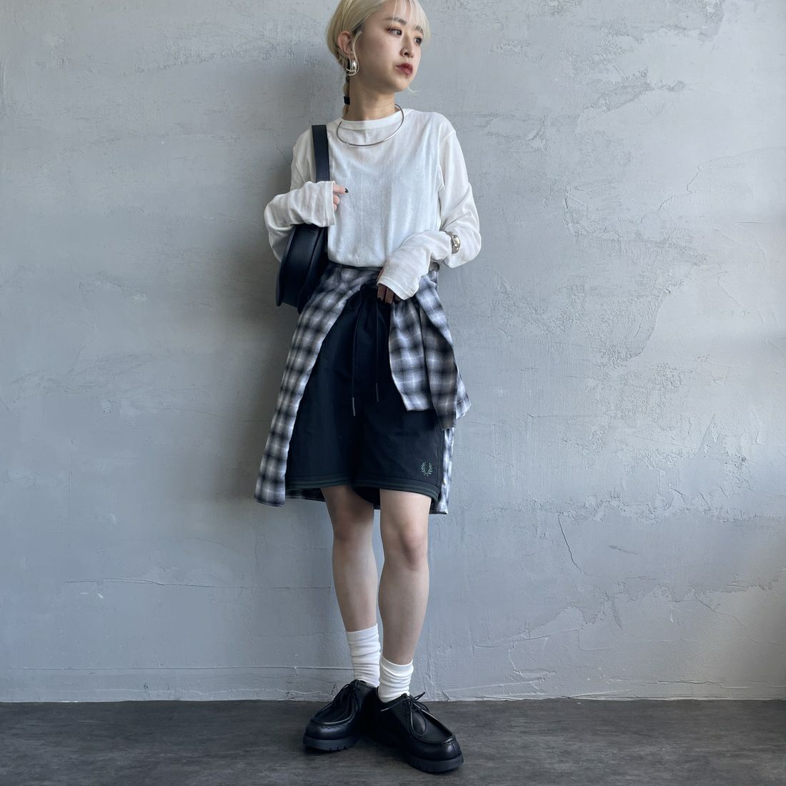 FRED PERRY [フレッドペリー] 別注 ワンポイントロゴ刺繍ショートパンツ [FPM-25S-001-JF] BLK/GRN &&モデル身長：150cm 着用サイズ：XS&&