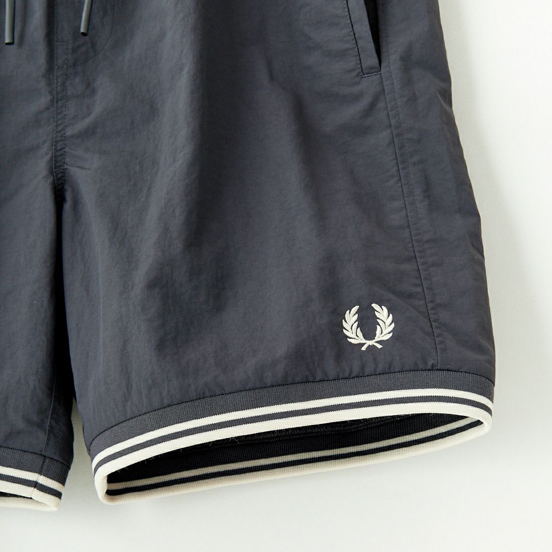 FRED PERRY [フレッドペリー] 別注 ワンポイントロゴ刺繍ショートパンツ [FPM-25S-001-JF] GRY/OAT