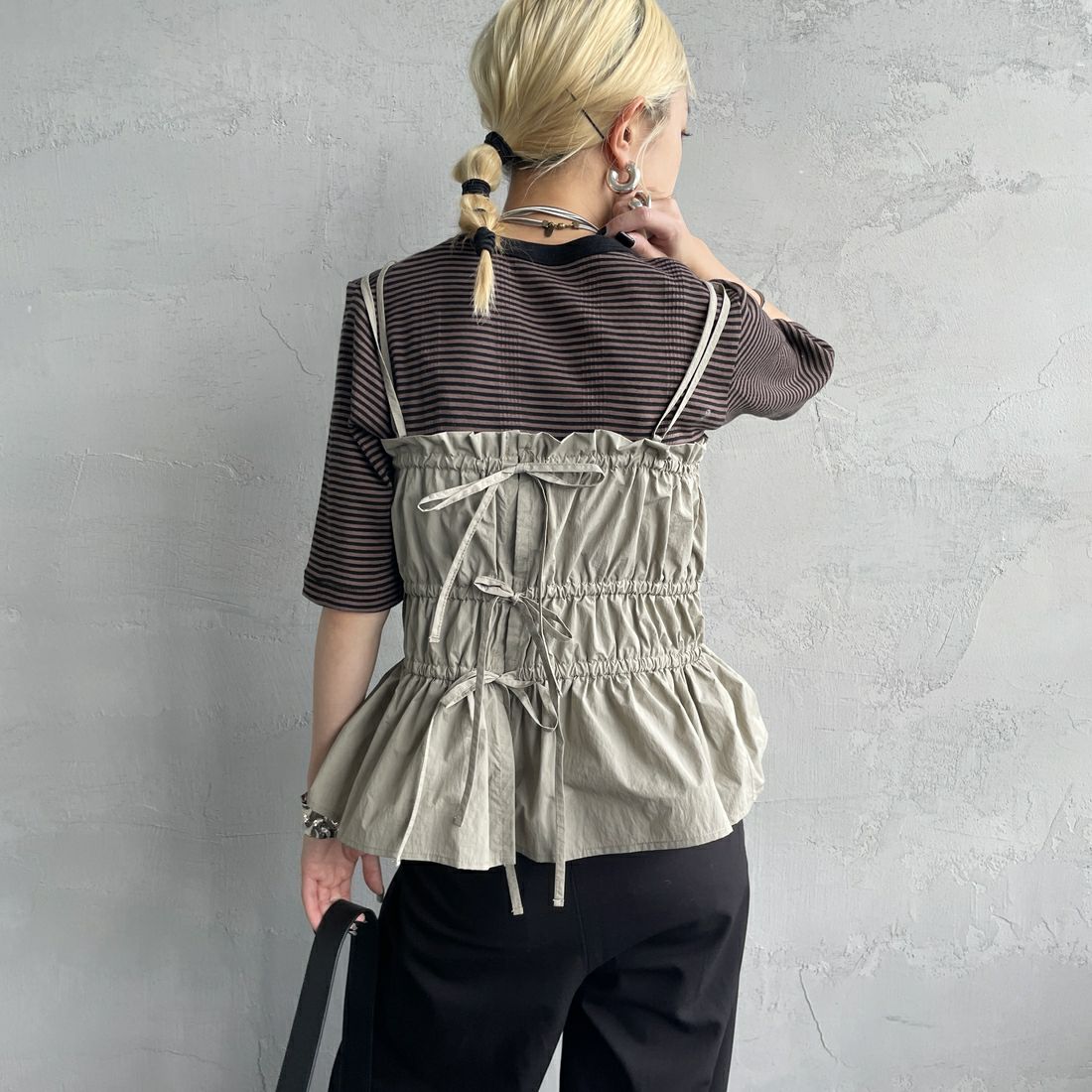 nenom [ネノム] マルチWAYギャザービスチェ [NE25112002] 07 GRAY &&モデル身長：150cm 着用サイズ：F&&