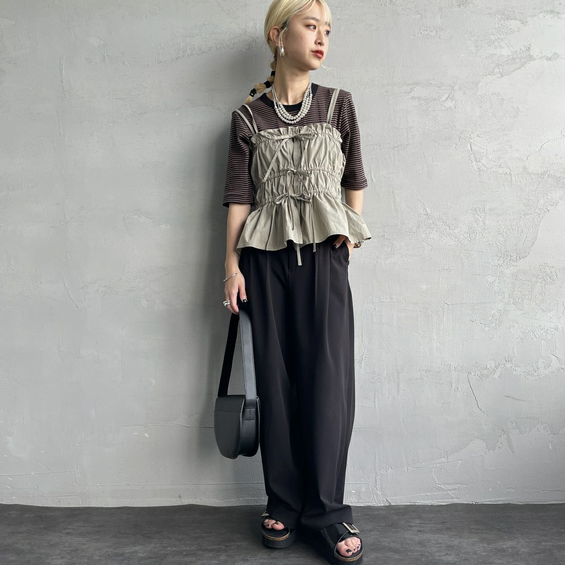 nenom [ネノム] マルチWAYギャザービスチェ [NE25112002] 07 GRAY &&モデル身長：150cm 着用サイズ：F&&