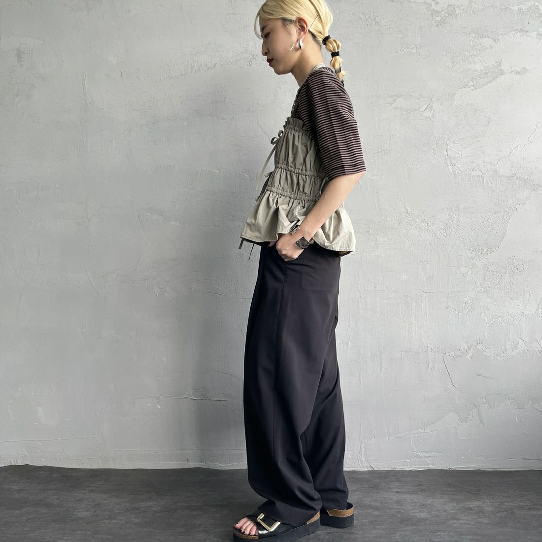 nenom [ネノム] マルチWAYギャザービスチェ [NE25112002] 07 GRAY &&モデル身長：150cm 着用サイズ：F&&