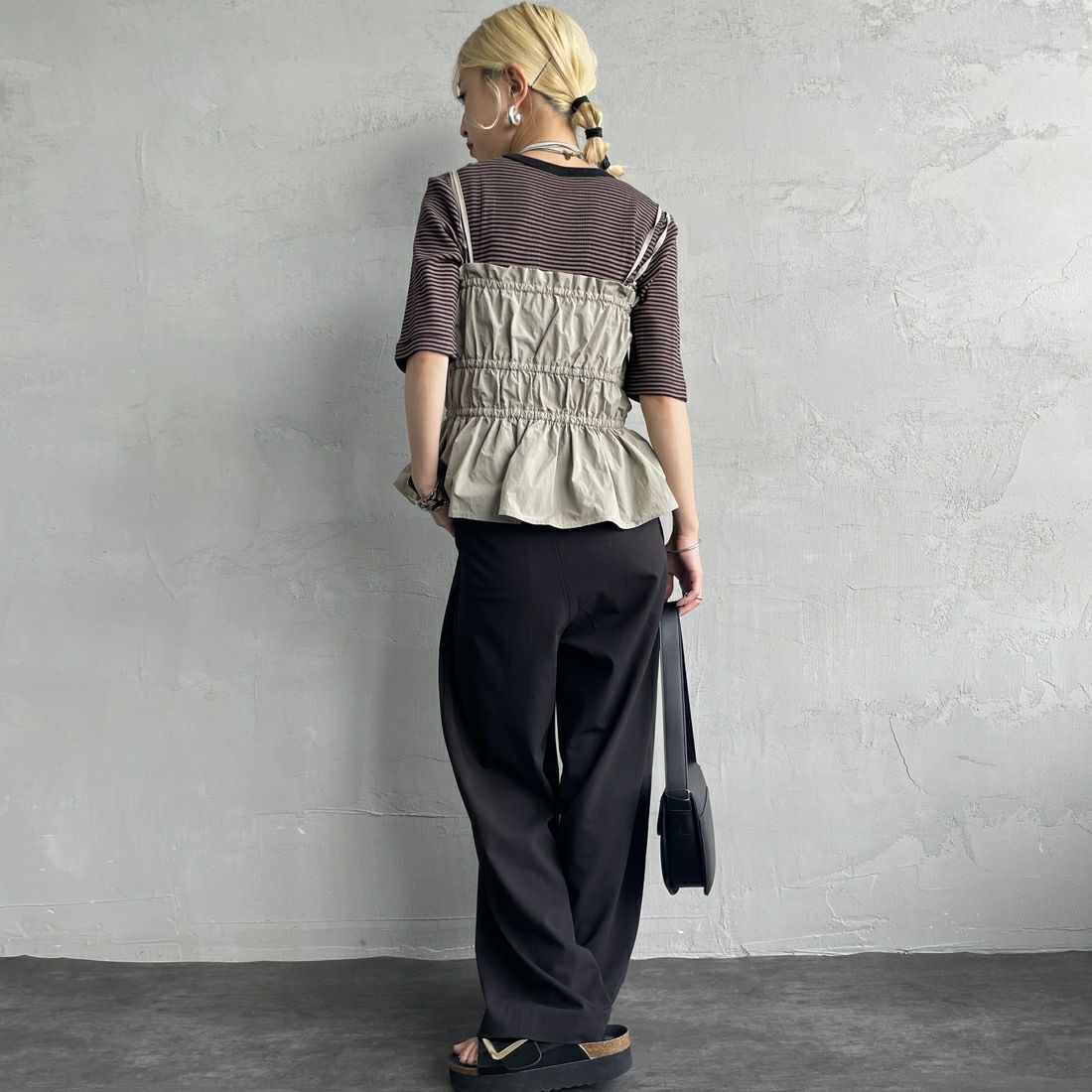 nenom [ネノム] マルチWAYギャザービスチェ [NE25112002] 07 GRAY &&モデル身長：150cm 着用サイズ：F&&
