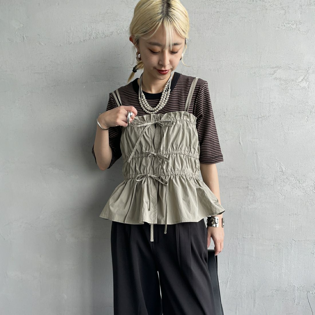 nenom [ネノム] マルチWAYギャザービスチェ [NE25112002] 07 GRAY &&モデル身長：150cm 着用サイズ：F&&