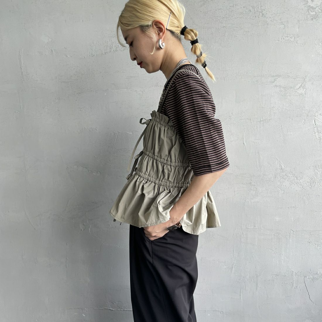 nenom [ネノム] マルチWAYギャザービスチェ [NE25112002] 07 GRAY &&モデル身長：150cm 着用サイズ：F&&