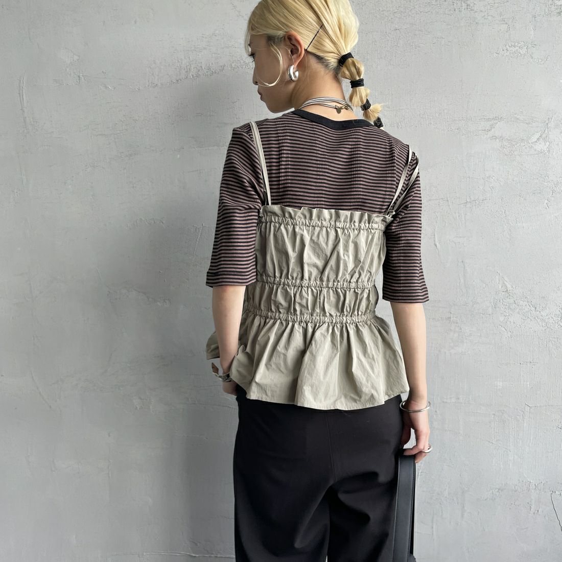 nenom [ネノム] マルチWAYギャザービスチェ [NE25112002] 07 GRAY &&モデル身長：150cm 着用サイズ：F&&