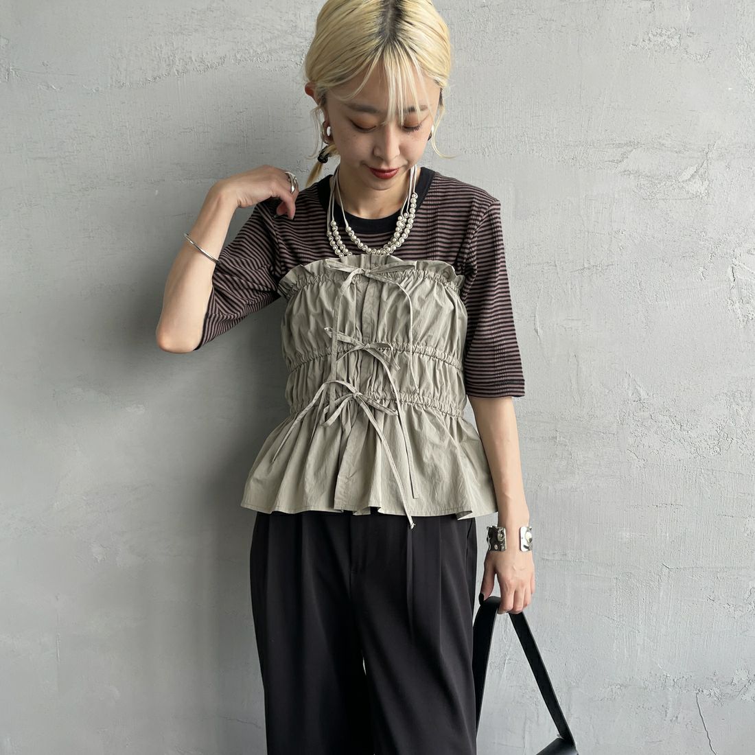 nenom [ネノム] マルチWAYギャザービスチェ [NE25112002] 07 GRAY &&モデル身長：150cm 着用サイズ：F&&