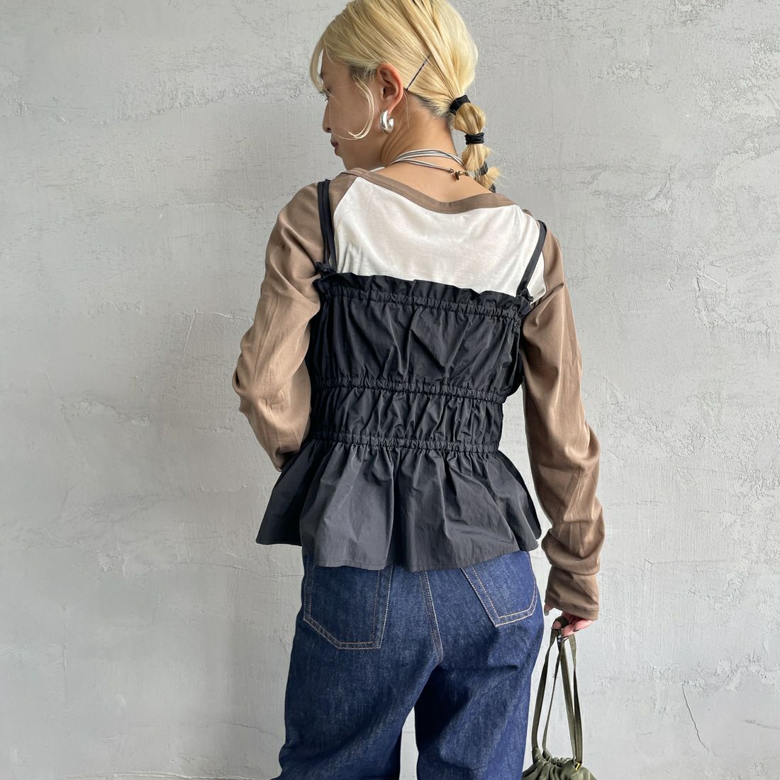 nenom [ネノム] マルチWAYギャザービスチェ [NE25112002] 09 BLACK &&モデル身長：150cm 着用サイズ：F&&