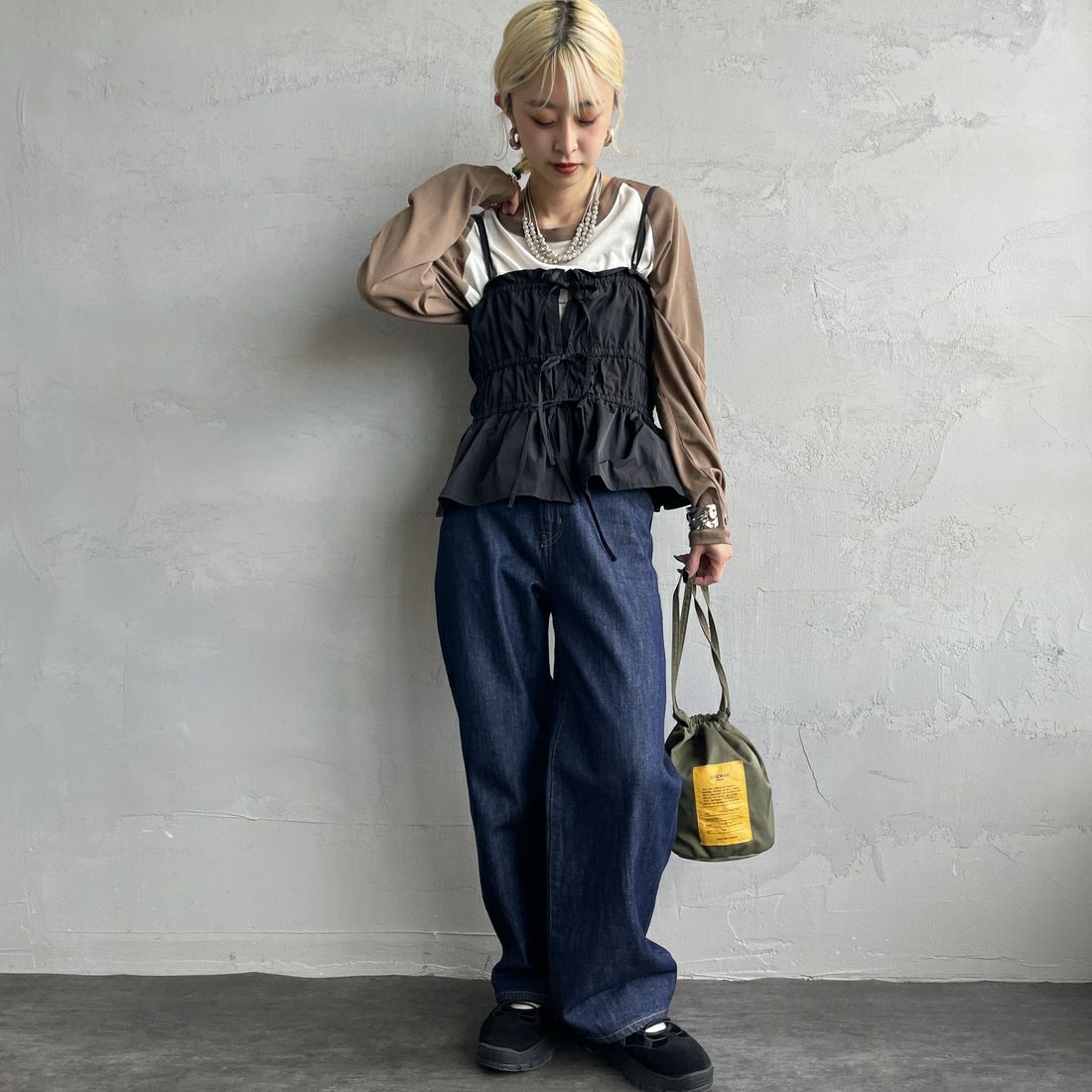 nenom [ネノム] マルチWAYギャザービスチェ [NE25112002] 09 BLACK &&モデル身長：150cm 着用サイズ：F&&