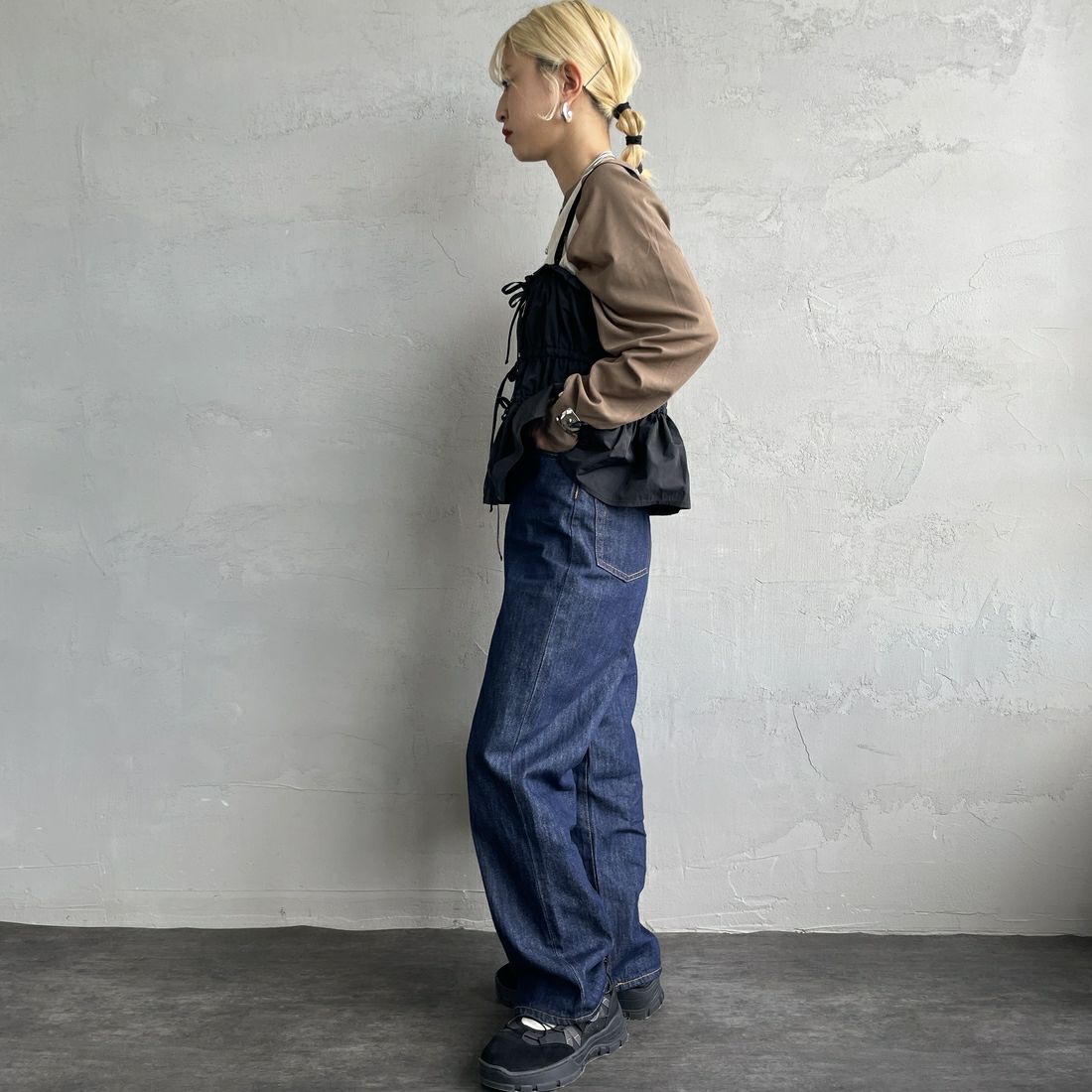 nenom [ネノム] マルチWAYギャザービスチェ [NE25112002] 09 BLACK &&モデル身長：150cm 着用サイズ：F&&