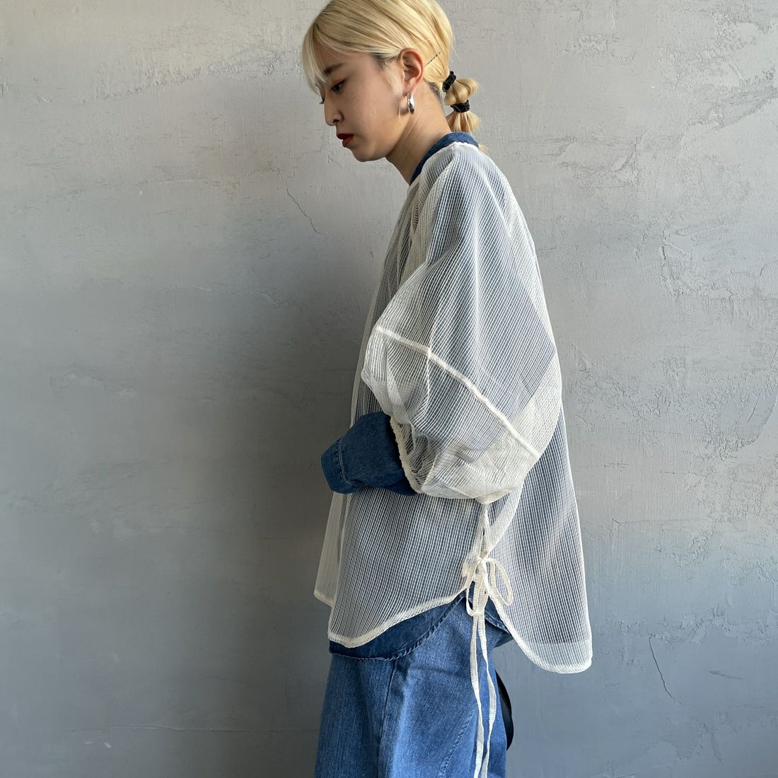 nenom [ネノム] シアーバルーンスリーブブラウス [NE25112021] 21 IVORY &&モデル身長：150cm 着用サイズ：F&&