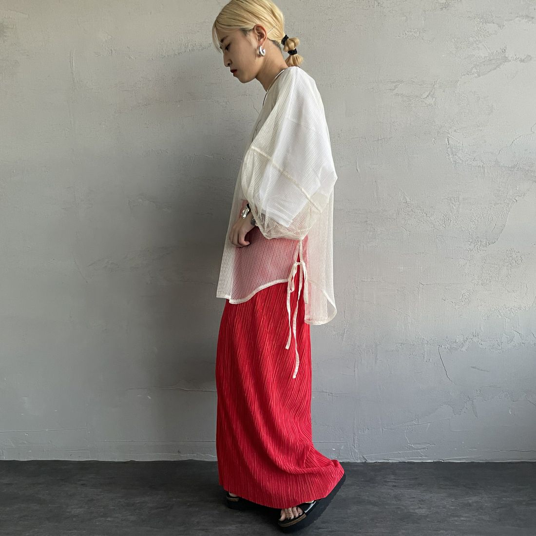 nenom [ネノム] シアーバルーンスリーブブラウス [NE25112021] 21 IVORY &&モデル身長：150cm 着用サイズ：F&&