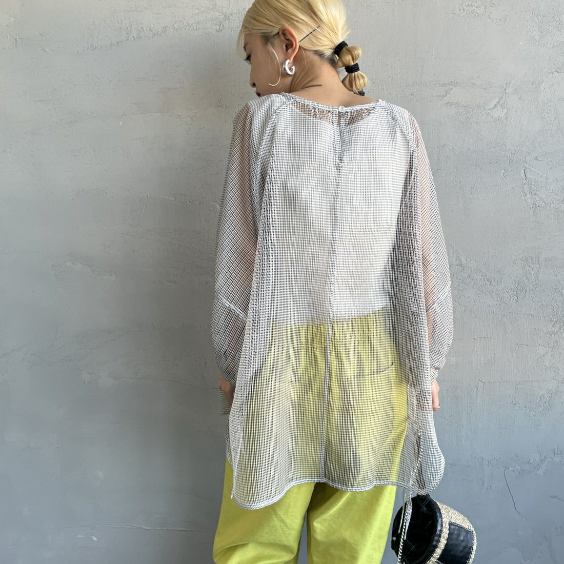 nenom [ネノム] シアーバルーンスリーブブラウス [NE25112021] 50 WHT/BLK &&モデル身長：150cm 着用サイズ：F&&