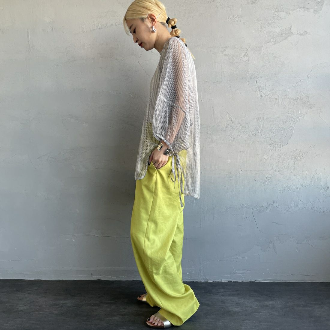 nenom [ネノム] シアーバルーンスリーブブラウス [NE25112021] 50 WHT/BLK &&モデル身長：150cm 着用サイズ：F&&