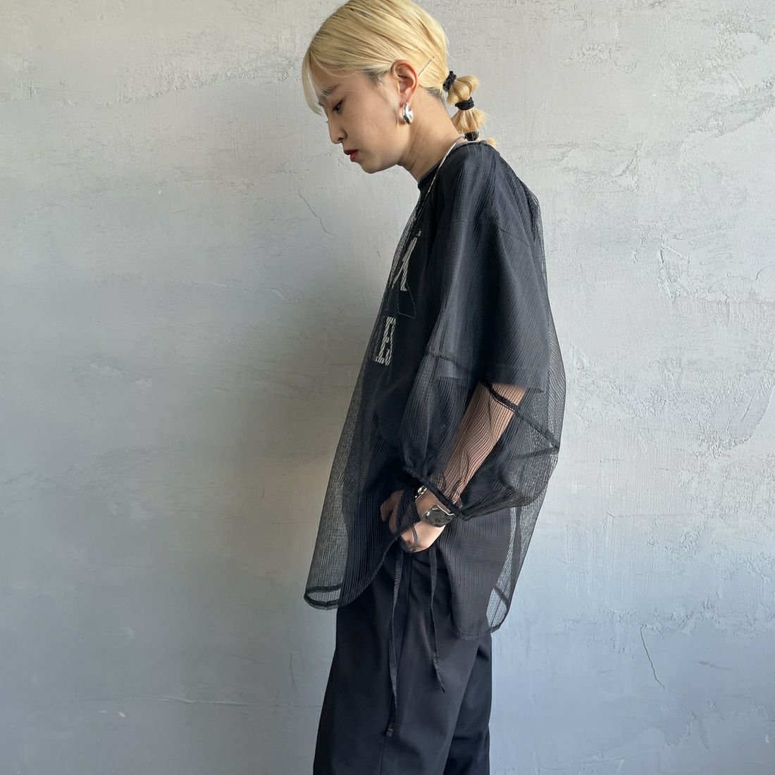 nenom [ネノム] シアーバルーンスリーブブラウス [NE25112021] 09 BLACK &&モデル身長：150cm 着用サイズ：F&&