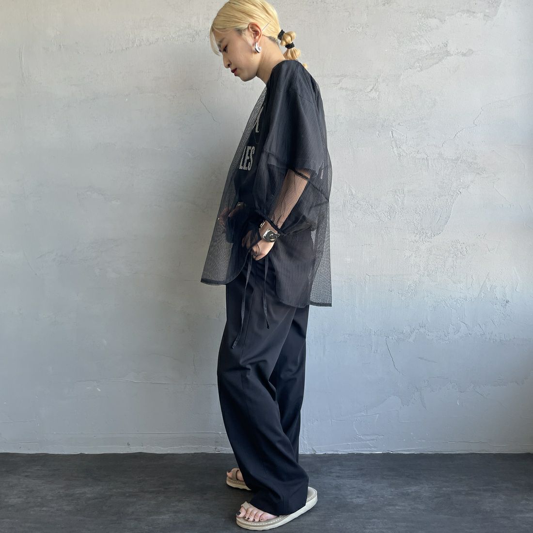 nenom [ネノム] シアーバルーンスリーブブラウス [NE25112021] 09 BLACK &&モデル身長：150cm 着用サイズ：F&&