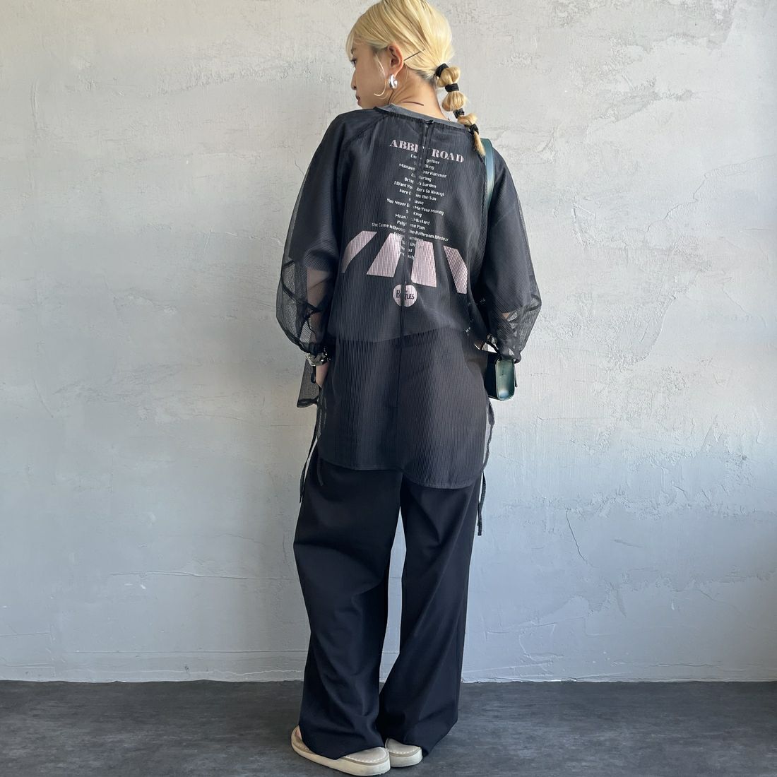 nenom [ネノム] シアーバルーンスリーブブラウス [NE25112021] 09 BLACK &&モデル身長：150cm 着用サイズ：F&&