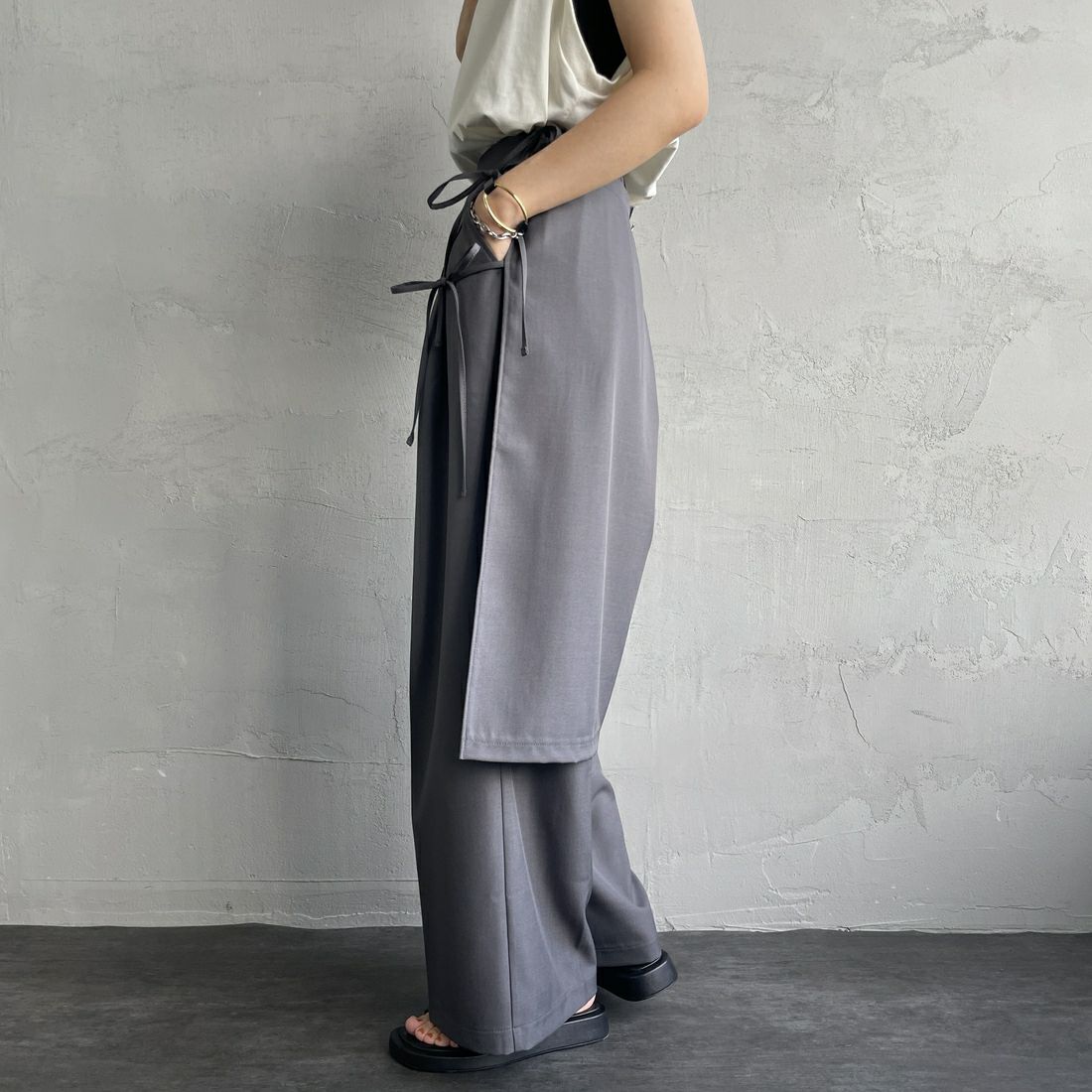 nenom [ネノム] 2WAY ラップスカートレイヤードタックワイドパンツ [NE25112013] 07 GRAY &&モデル身長：160cm 着用サイズ：S&&