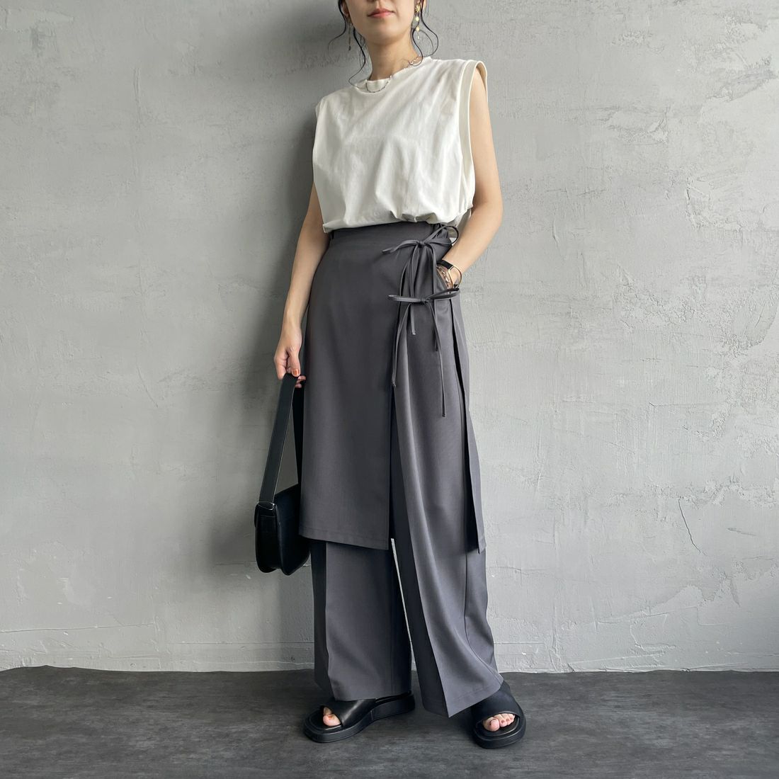nenom [ネノム] 2WAY ラップスカートレイヤードタックワイドパンツ [NE25112013] 07 GRAY &&モデル身長：160cm 着用サイズ：S&&