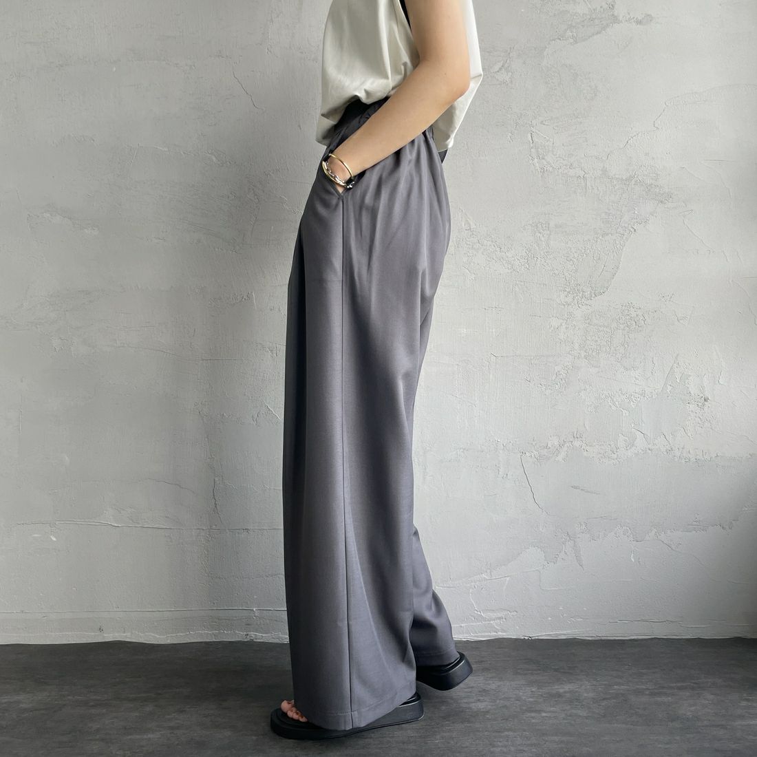 nenom [ネノム] 2WAY ラップスカートレイヤードタックワイドパンツ [NE25112013] 07 GRAY &&モデル身長：160cm 着用サイズ：S&&