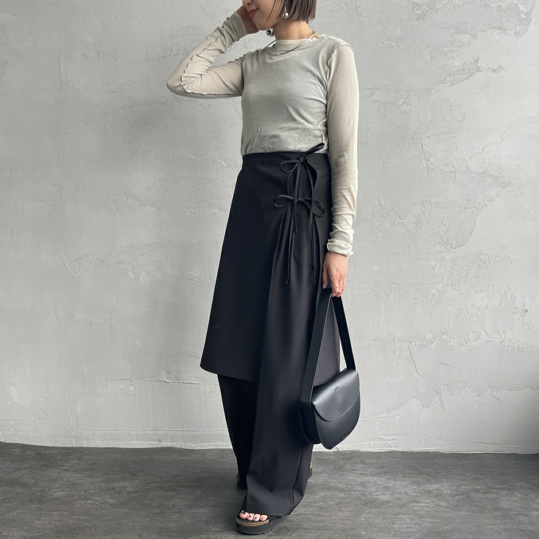 nenom [ネノム] 2WAY ラップスカートレイヤードタックワイドパンツ [NE25112013] 09 BLACK &&モデル身長：159cm 着用サイズ：M&&