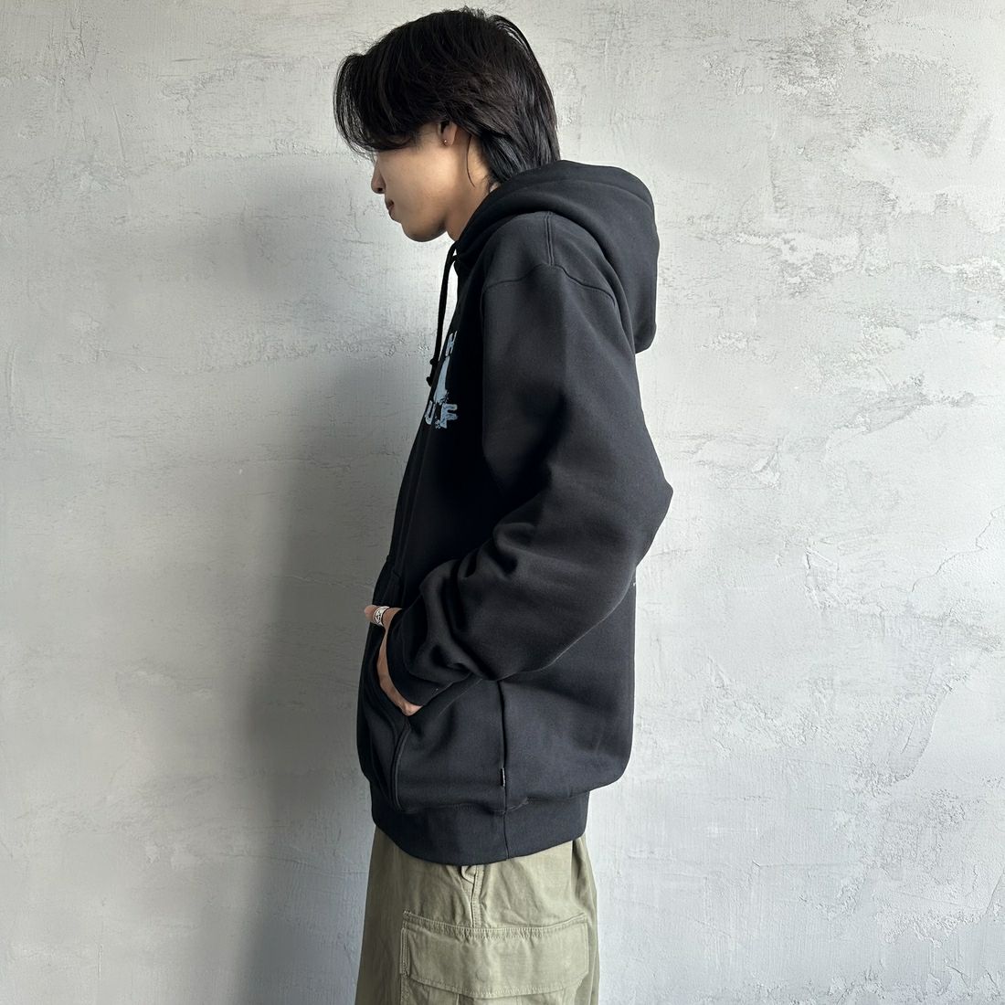 HUF [ハフ] ステイ チル トリプルトライアングル プルオーバーパーカー [PF00711] BLACK &&モデル身長：179cm 着用サイズ：L&&