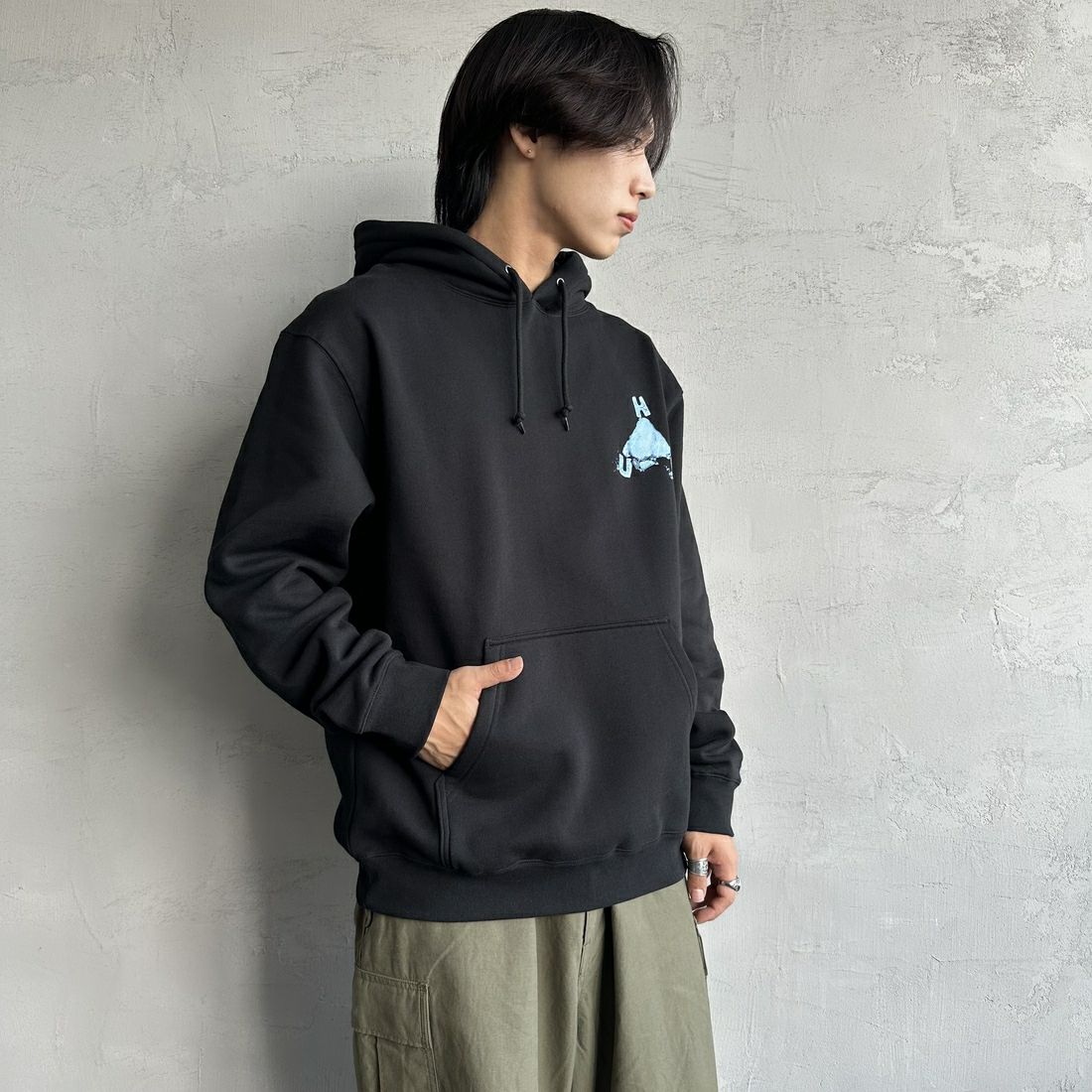 HUF [ハフ] ステイ チル トリプルトライアングル プルオーバーパーカー [PF00711] BLACK &&モデル身長：179cm 着用サイズ：L&&