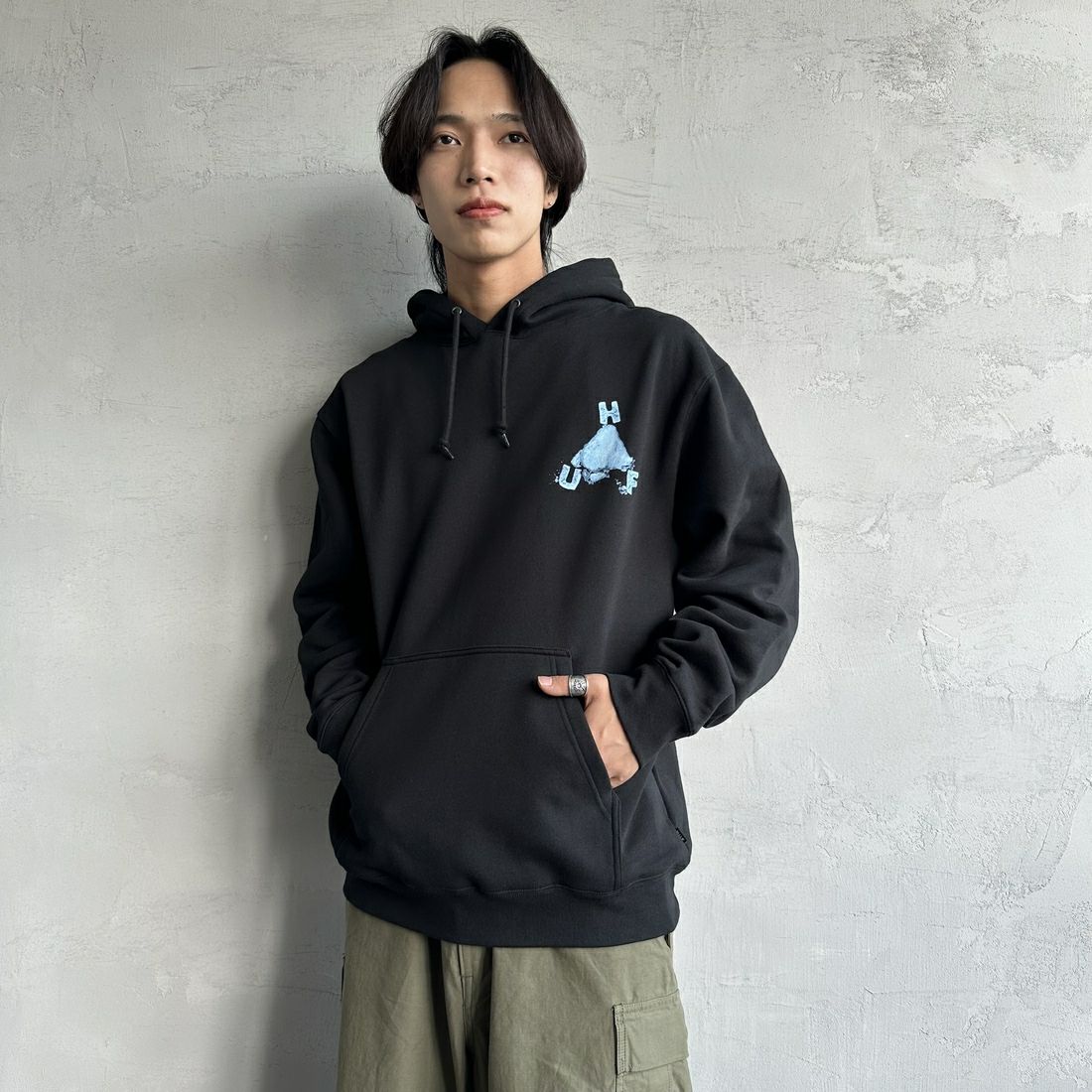 HUF [ハフ] ステイ チル トリプルトライアングル プルオーバーパーカー [PF00711] BLACK &&モデル身長：179cm 着用サイズ：L&&