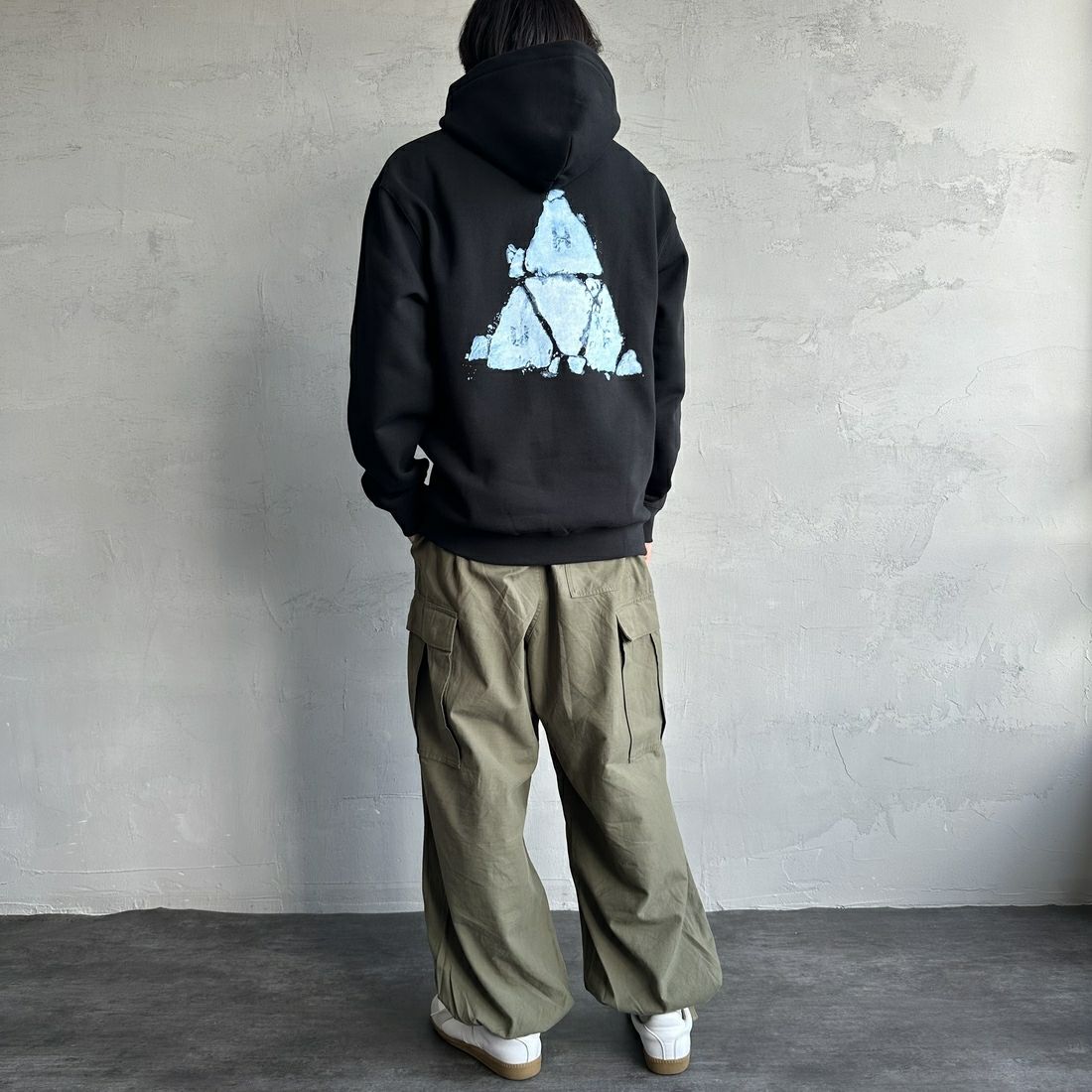 HUF [ハフ] ステイ チル トリプルトライアングル プルオーバーパーカー [PF00711] BLACK &&モデル身長：179cm 着用サイズ：L&&