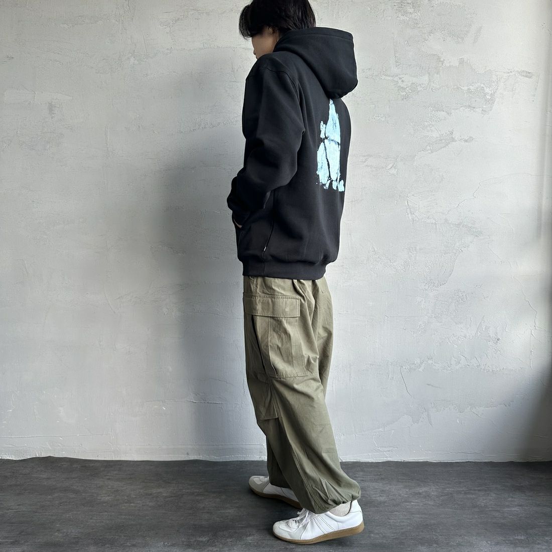 HUF [ハフ] ステイ チル トリプルトライアングル プルオーバーパーカー [PF00711] BLACK &&モデル身長：179cm 着用サイズ：L&&