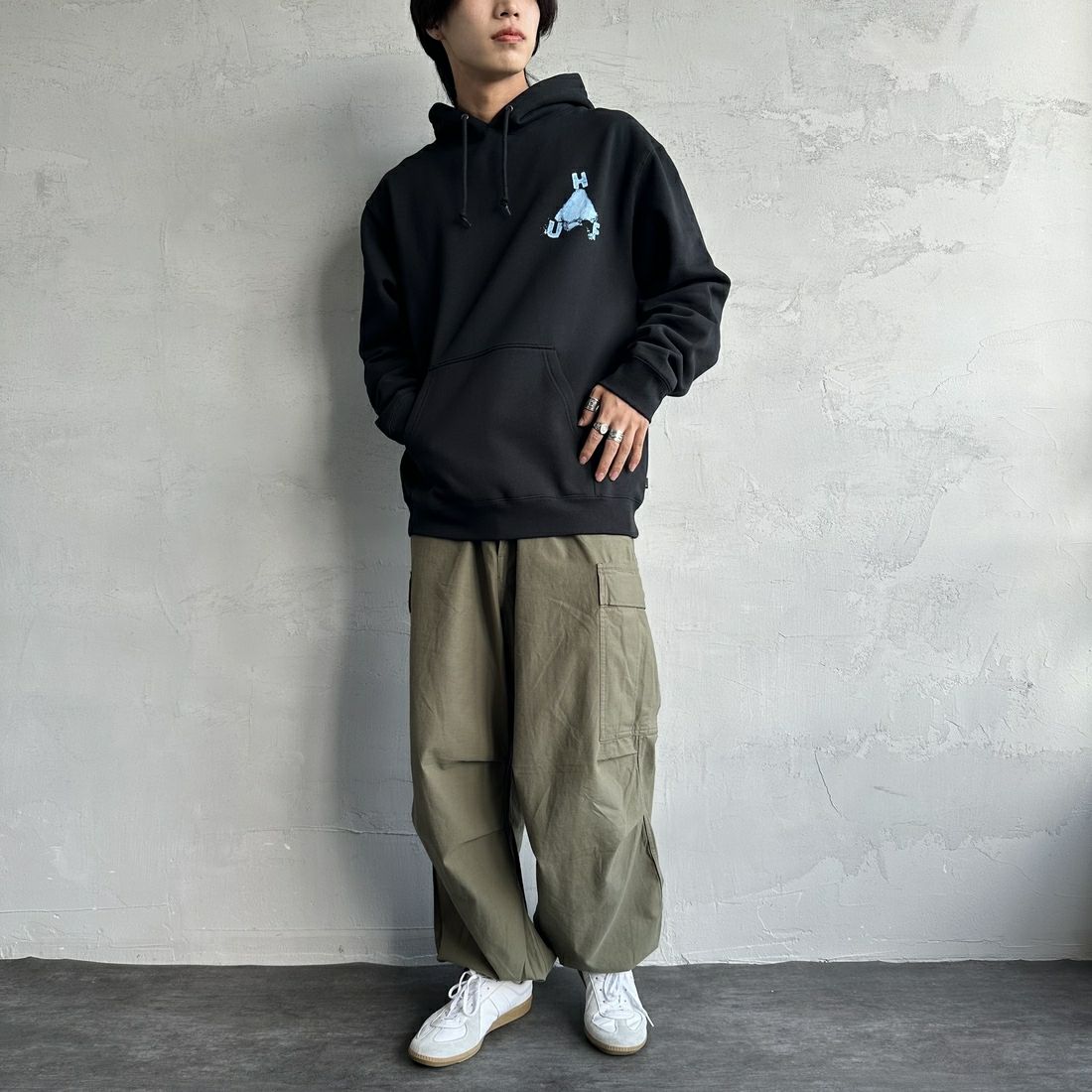 HUF [ハフ] ステイ チル トリプルトライアングル プルオーバーパーカー [PF00711] BLACK &&モデル身長：179cm 着用サイズ：L&&