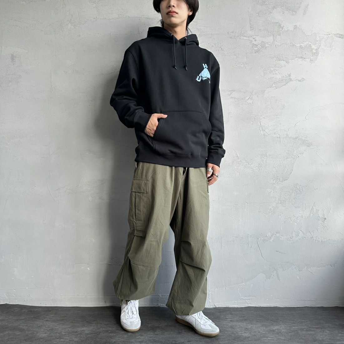 HUF [ハフ] ステイ チル トリプルトライアングル プルオーバーパーカー [PF00711] BLACK &&モデル身長：179cm 着用サイズ：L&&