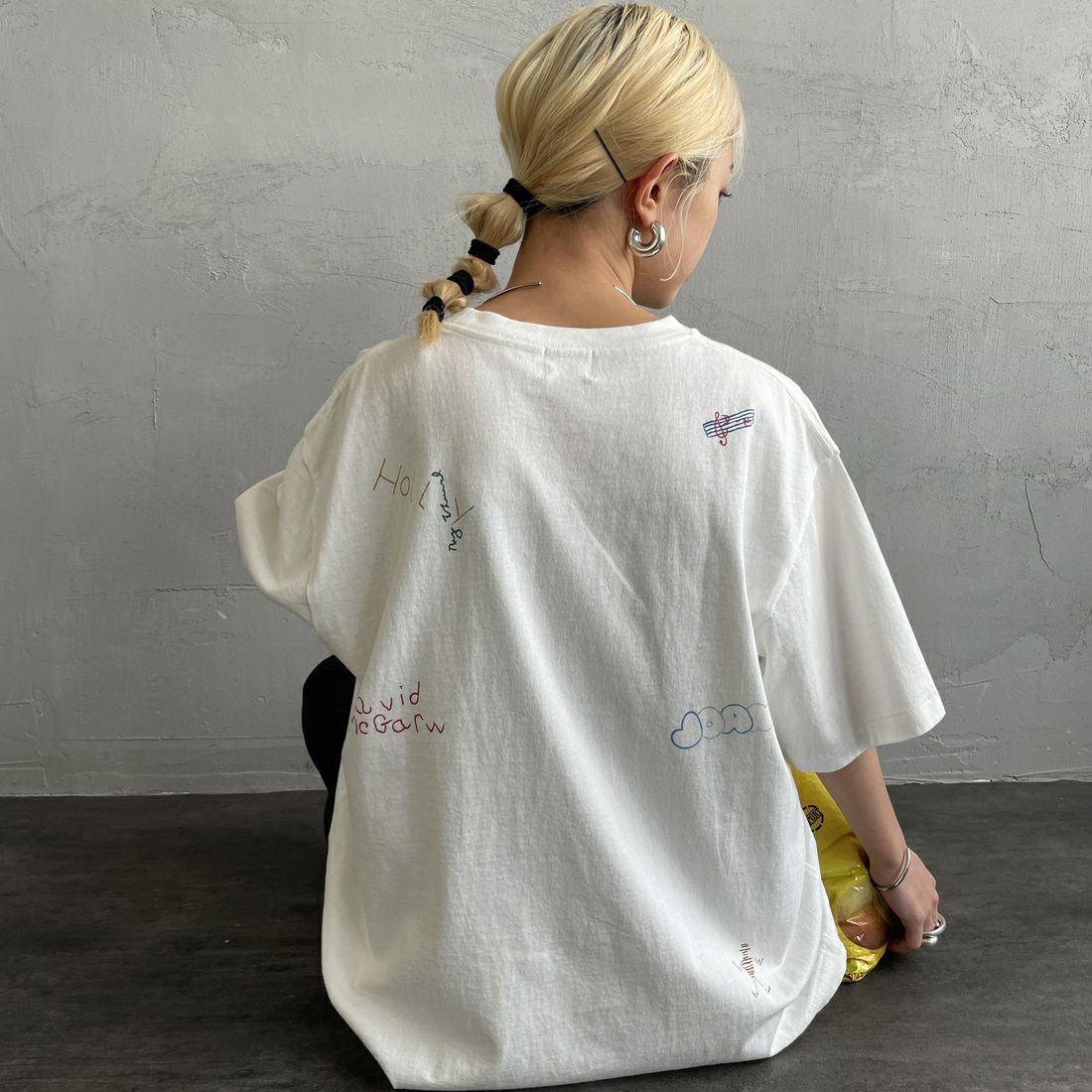 PAY DAY [ペイデイ] 別注 ミックスロゴTシャツ [PD5-CST-IN5-JF] WHITE &&モデル身長：150cm 着用サイズ：F&&