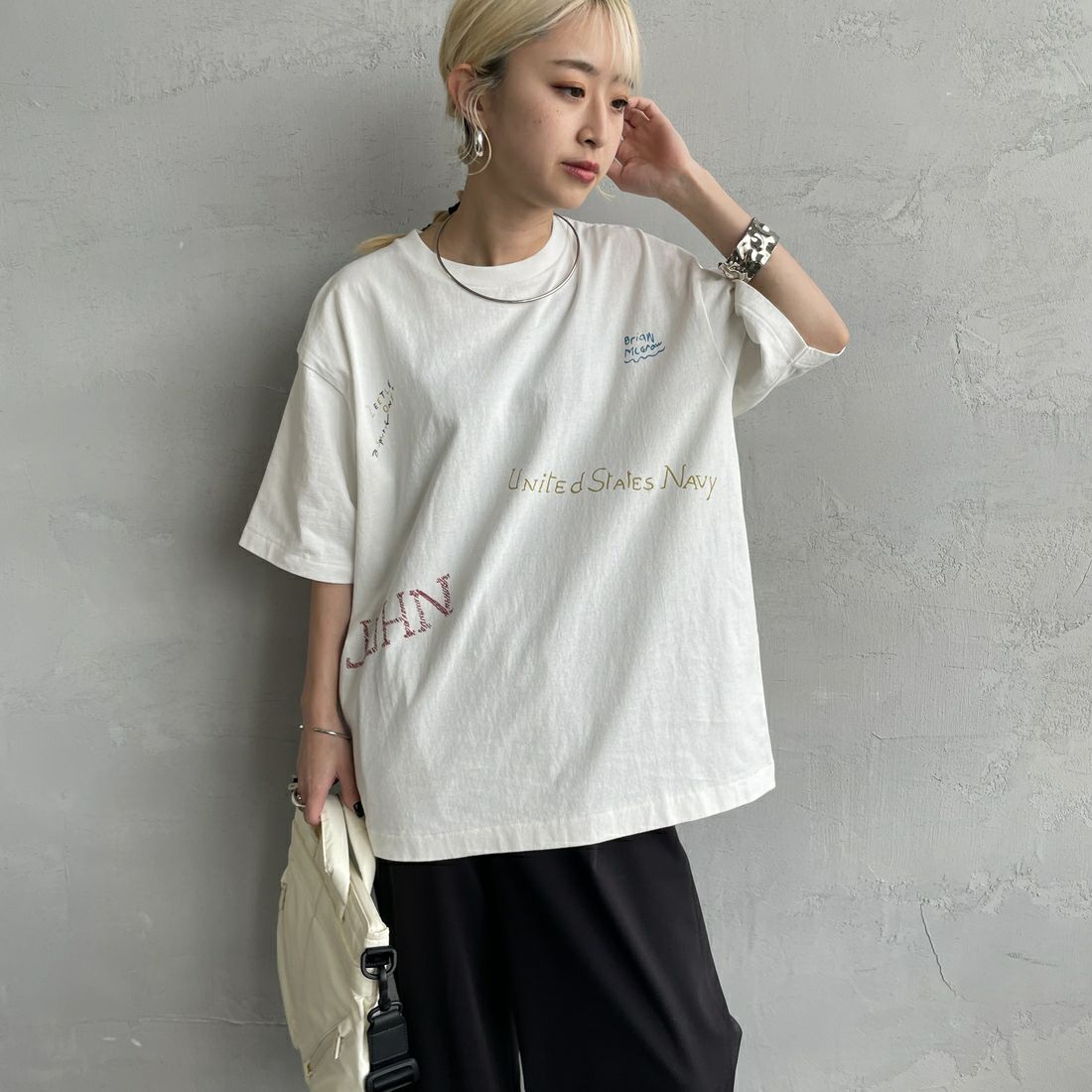 PAY DAY [ペイデイ] 別注 ミックスロゴTシャツ [PD5-CST-IN5-JF] WHITE &&モデル身長：150cm 着用サイズ：F&&