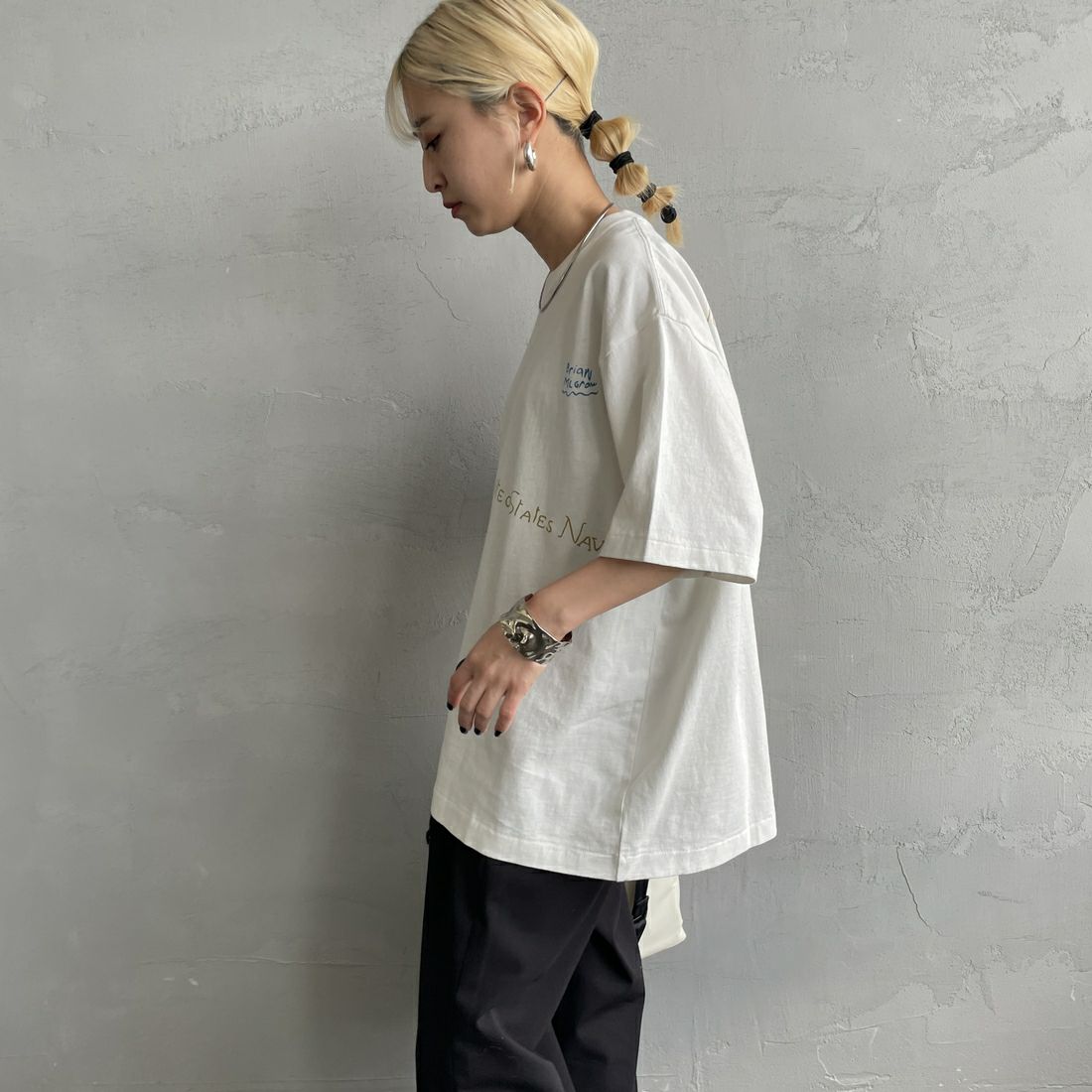 PAY DAY [ペイデイ] 別注 ミックスロゴTシャツ [PD5-CST-IN5-JF] WHITE &&モデル身長：150cm 着用サイズ：F&&