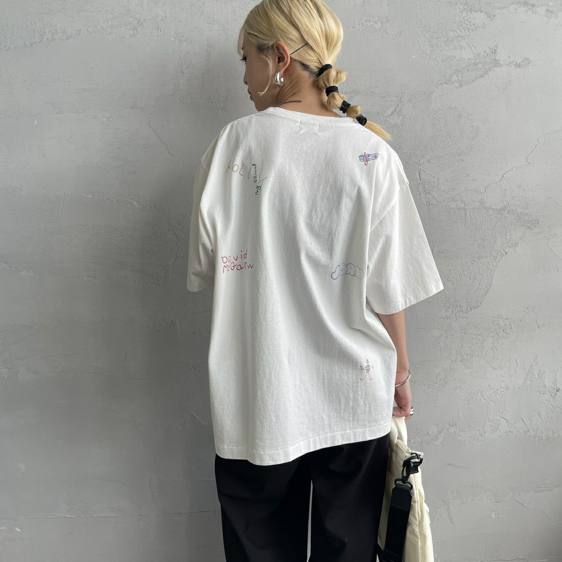 PAY DAY [ペイデイ] 別注 ミックスロゴTシャツ [PD5-CST-IN5-JF] WHITE &&モデル身長：150cm 着用サイズ：F&&