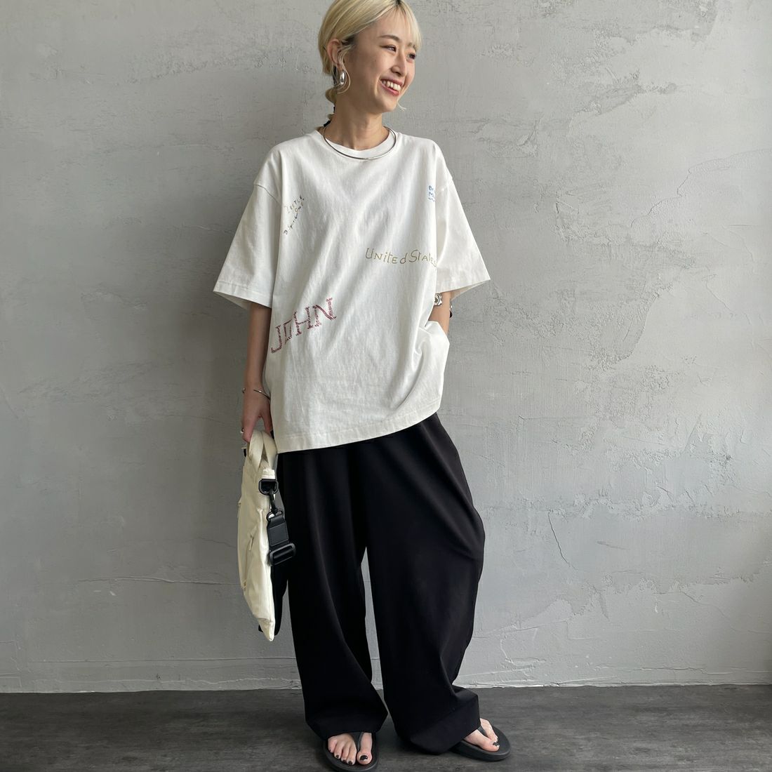 PAY DAY [ペイデイ] 別注 ミックスロゴTシャツ [PD5-CST-IN5-JF] WHITE &&モデル身長：150cm 着用サイズ：F&&