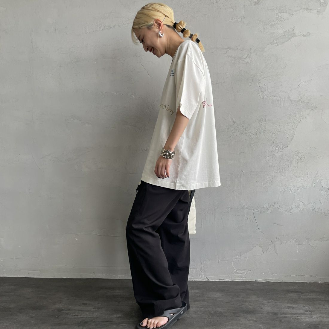 PAY DAY [ペイデイ] 別注 ミックスロゴTシャツ [PD5-CST-IN5-JF] WHITE &&モデル身長：150cm 着用サイズ：F&&