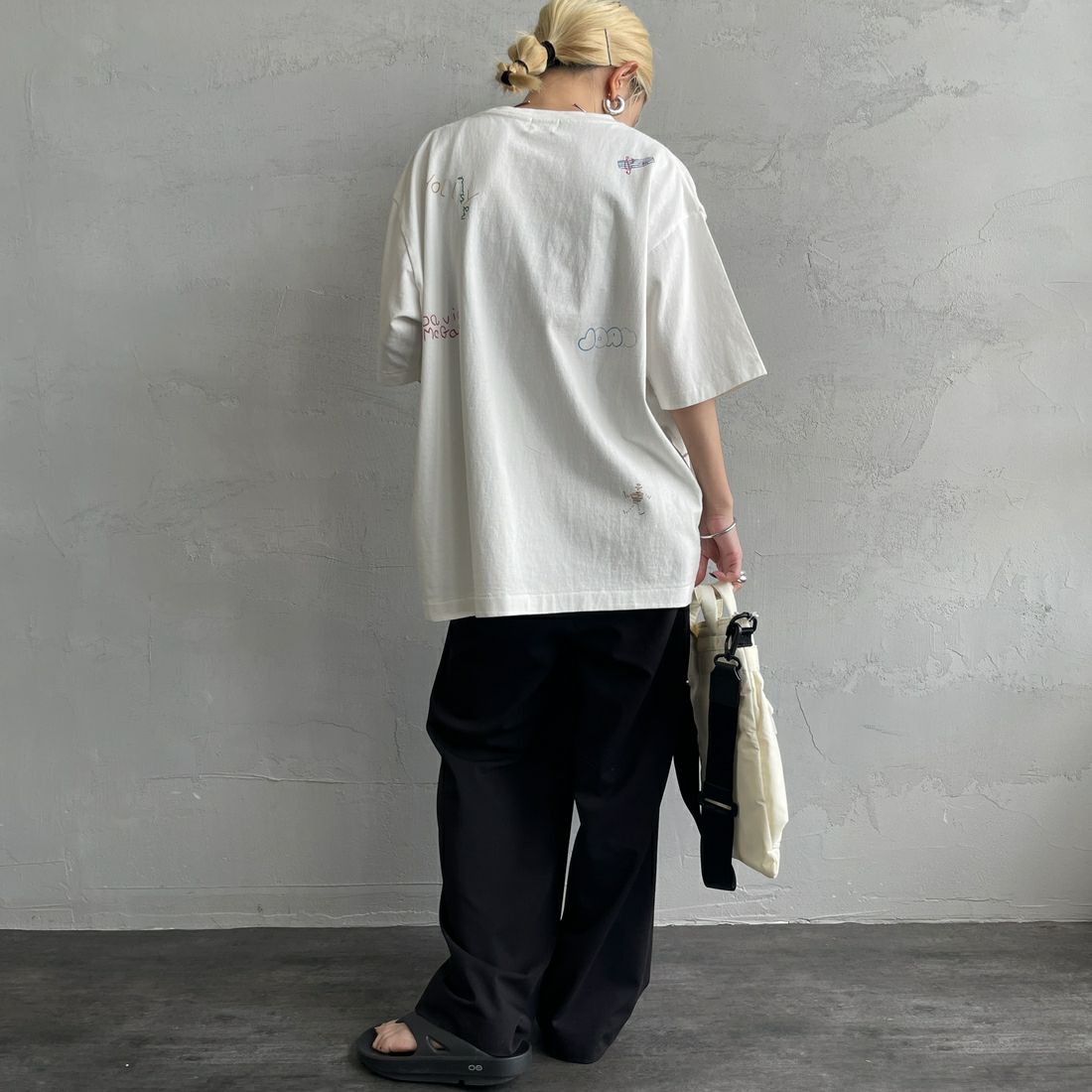 PAY DAY [ペイデイ] 別注 ミックスロゴTシャツ [PD5-CST-IN5-JF] WHITE &&モデル身長：150cm 着用サイズ：F&&
