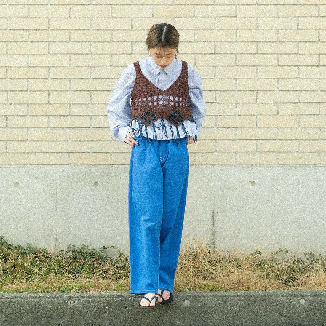 UNIVERSAL OVERALL [ユニバーサルオーバーオール] 別注 バックポケットイージーパンツ [U2512600IN-JF] BLUE &&モデル身長：150cm 着用サイズ：S&&