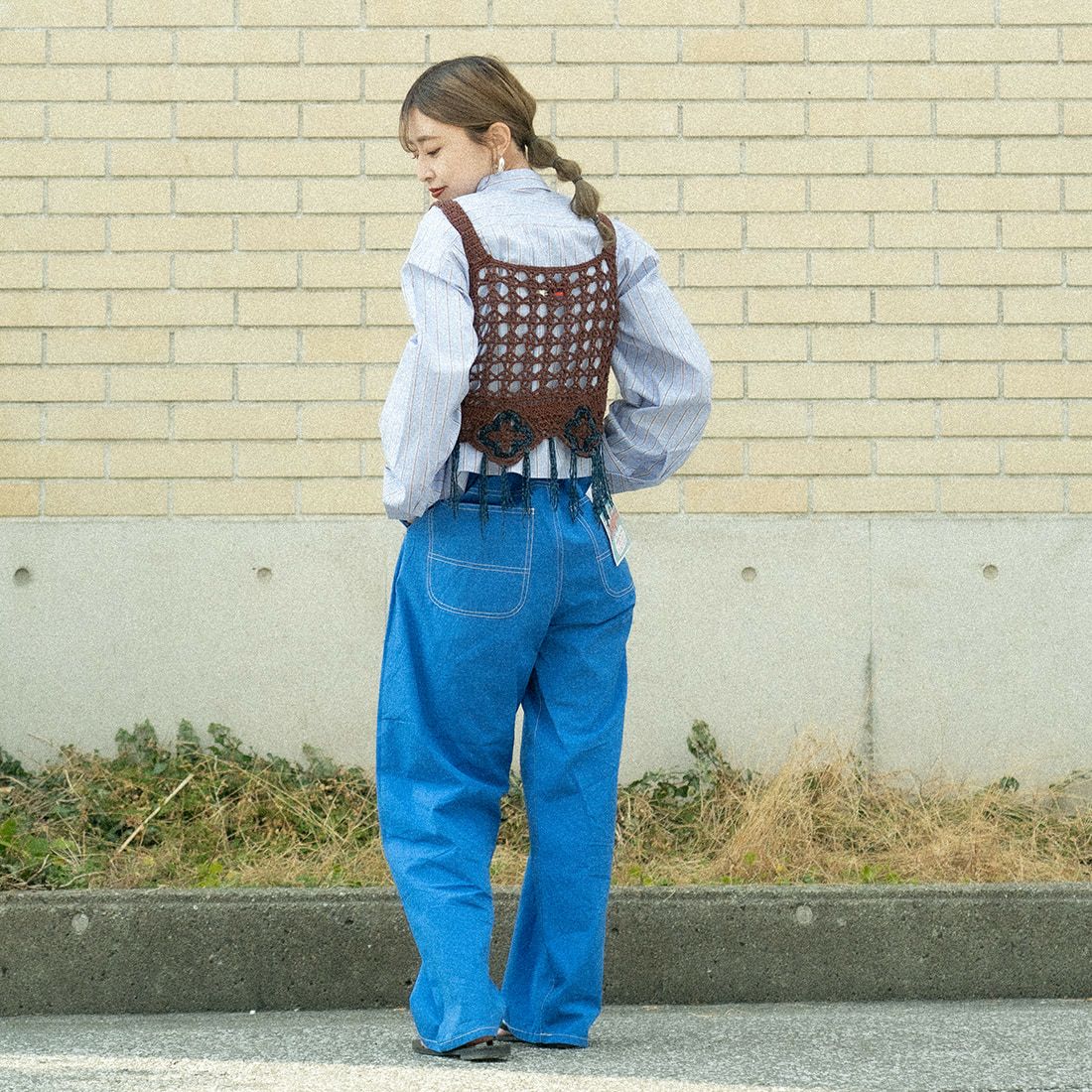 UNIVERSAL OVERALL [ユニバーサルオーバーオール] 別注 バックポケットイージーパンツ [U2512600IN-JF] BLUE &&モデル身長：150cm 着用サイズ：S&&