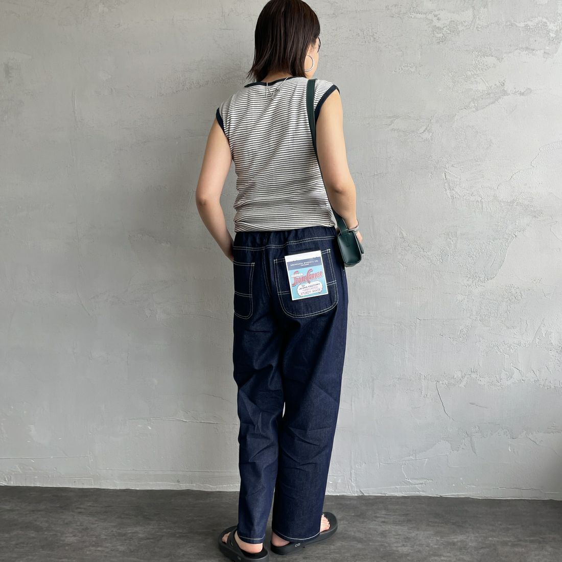 UNIVERSAL OVERALL [ユニバーサルオーバーオール] 別注 バックポケットイージーパンツ [U2512600IN-JF] BLUE OW &&モデル身長：159cm 着用サイズ：S&&