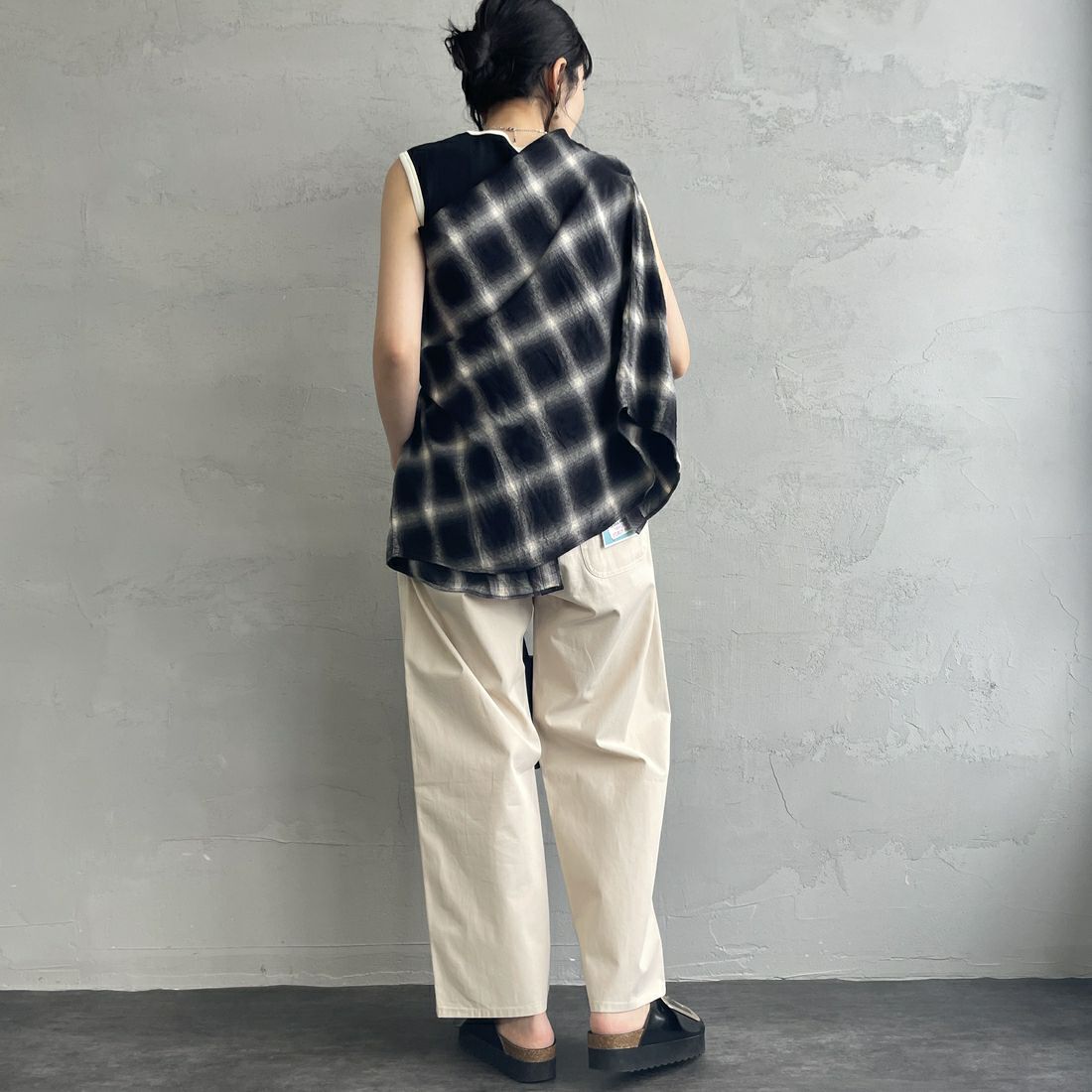 UNIVERSAL OVERALL [ユニバーサルオーバーオール] 別注 バックポケットイージーパンツ [U2512600IN-JF] IVORY &&モデル身長：160cm 着用サイズ：M&&